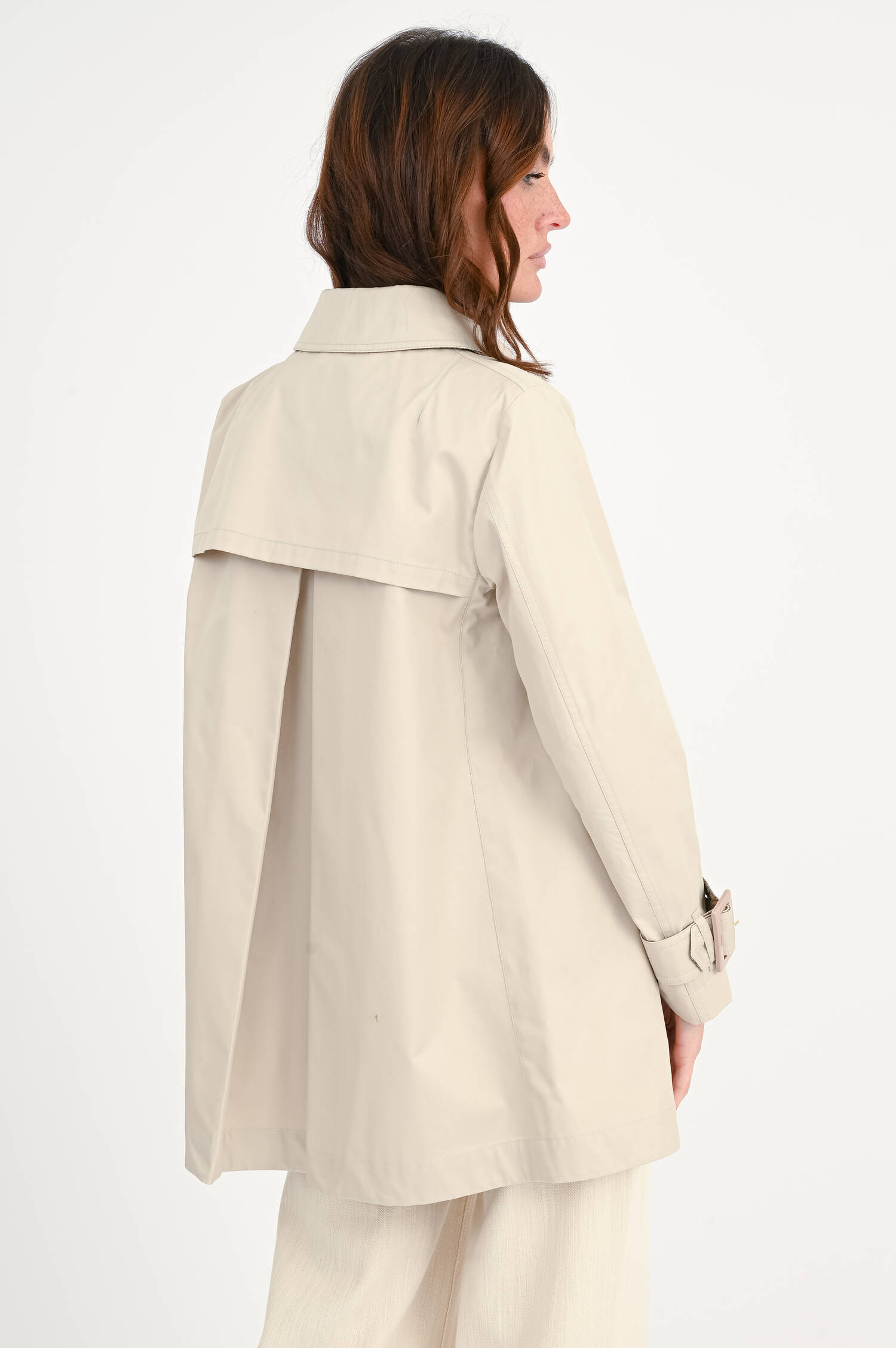 Kurzer Trenchcoat in Sand