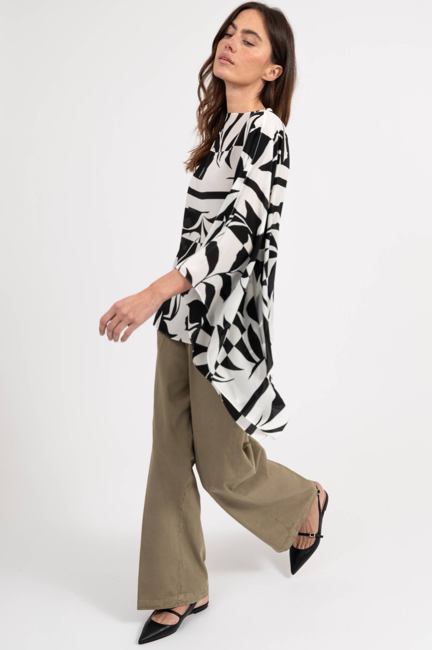 Seiden Poncho TAMBUTO in Schwarz/Weiß