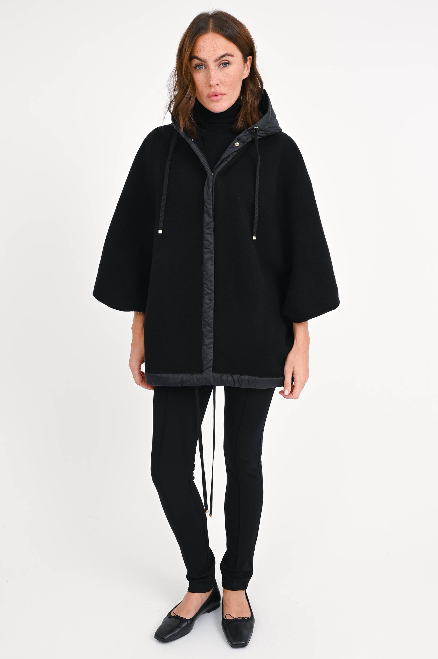 Cape aus Wolle in Schwarz Cape aus Wolle in Schwarz