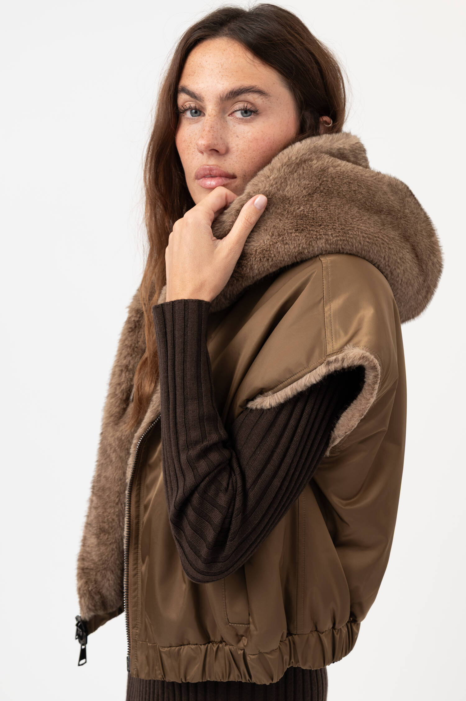 Faux-Fur-Gilet DUDU mit Kapuze in Beige Faux-Fur-Gilet DUDU mit Kapuze in Beige