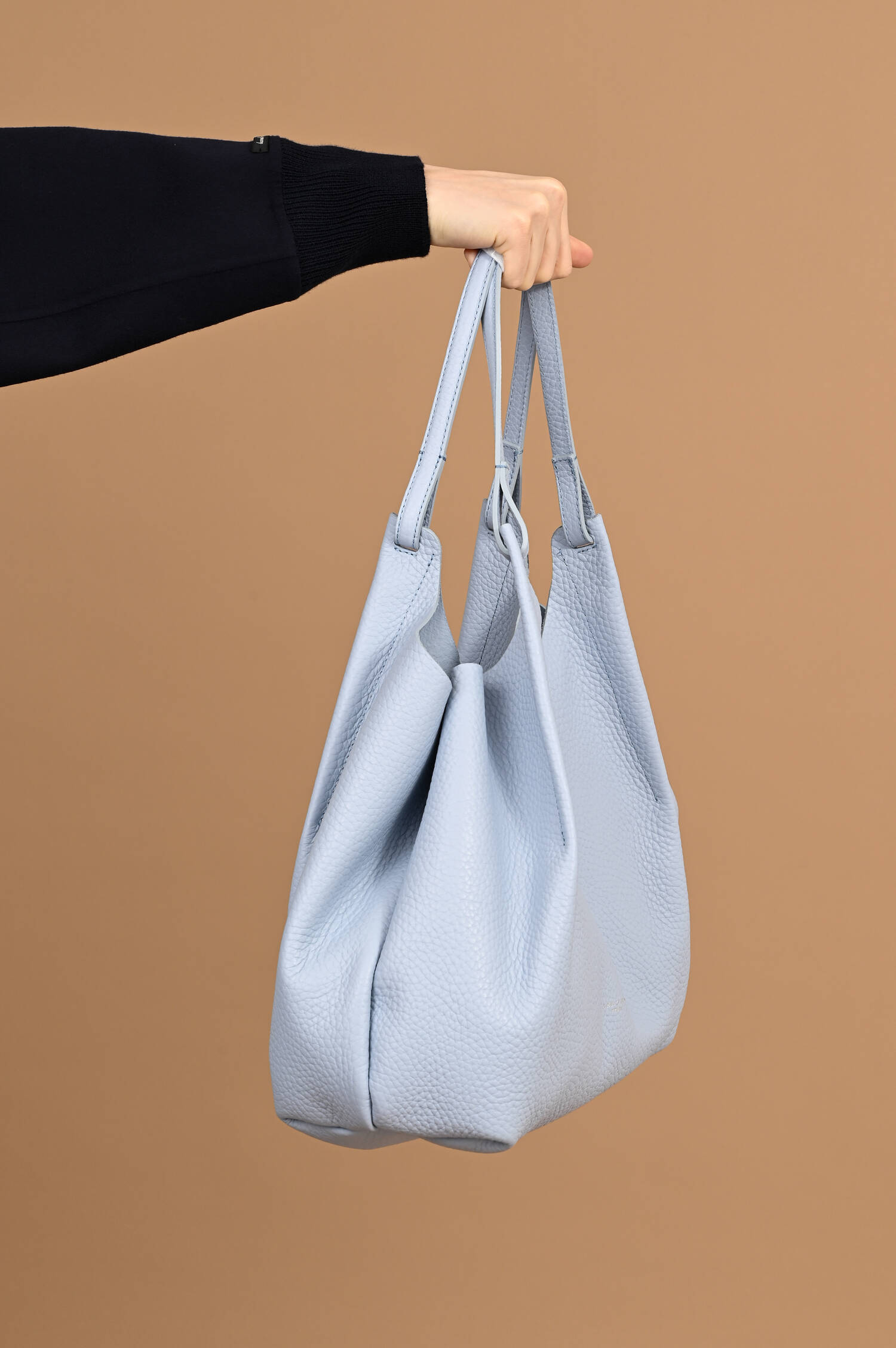 Shopper DUA aus genarbtem Leder in Pastellblau