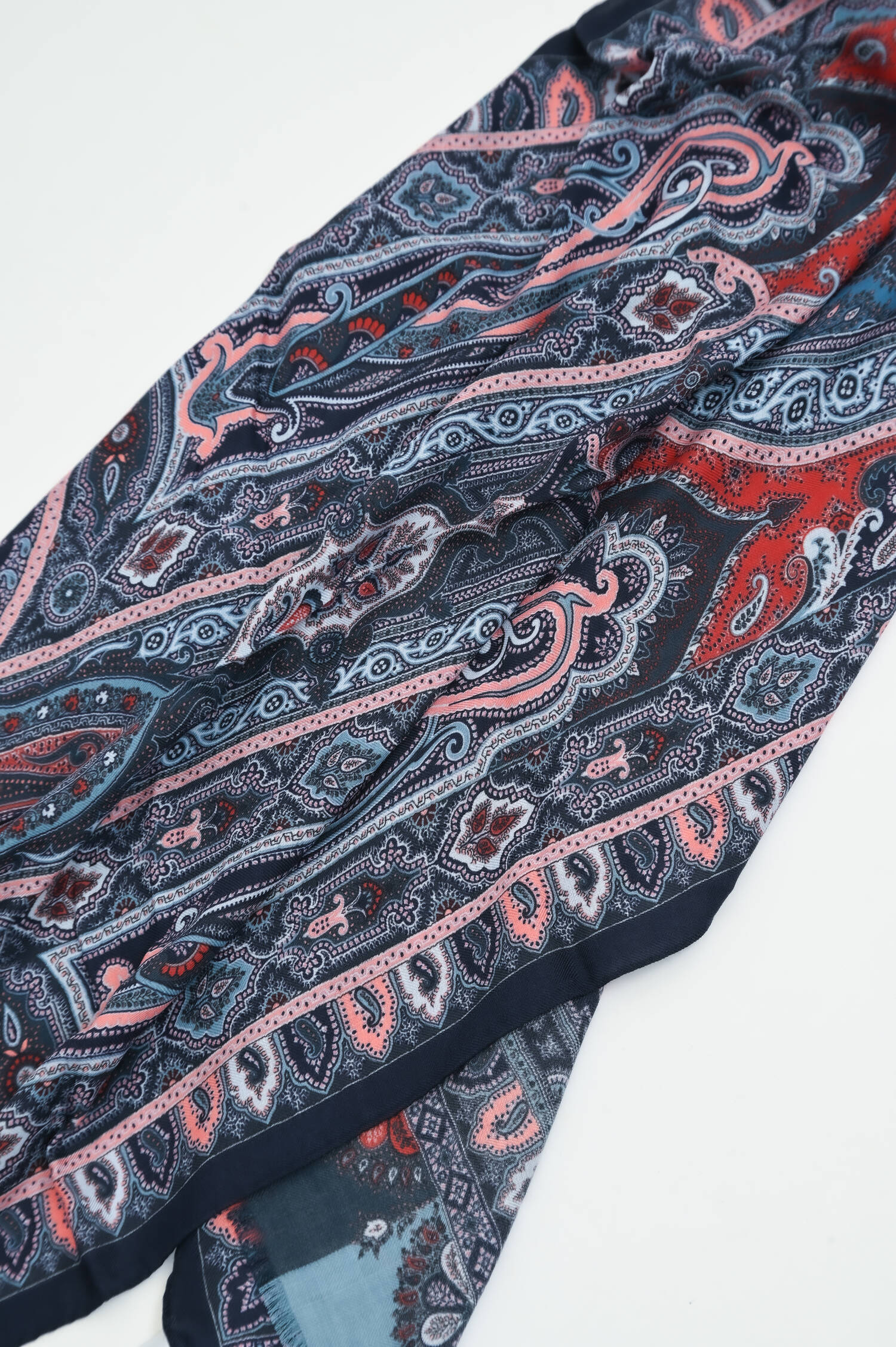 Cashmere-Seiden Tuch mit Paisley-Print in Navy/Rot