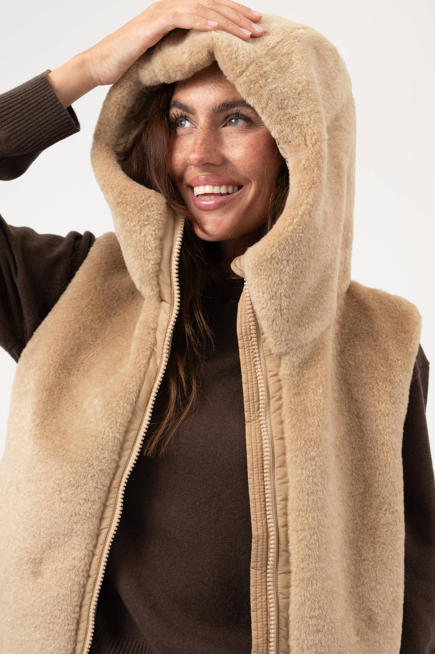 Plüsch-Gilet CASSANDRA in Beige Plüsch-Gilet CASSANDRA in Beige