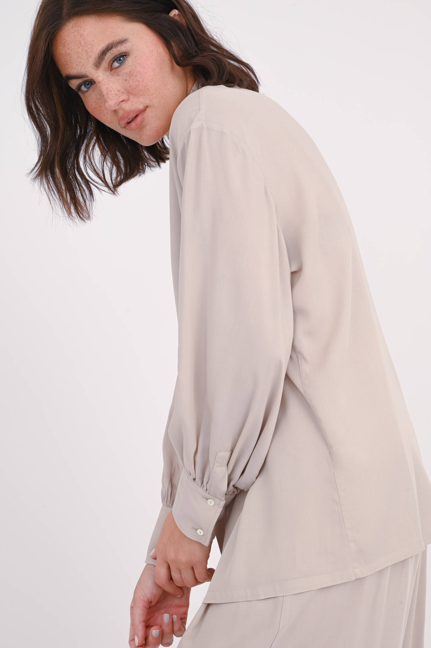 Fließende Bluse mit Stehkragen in Sand