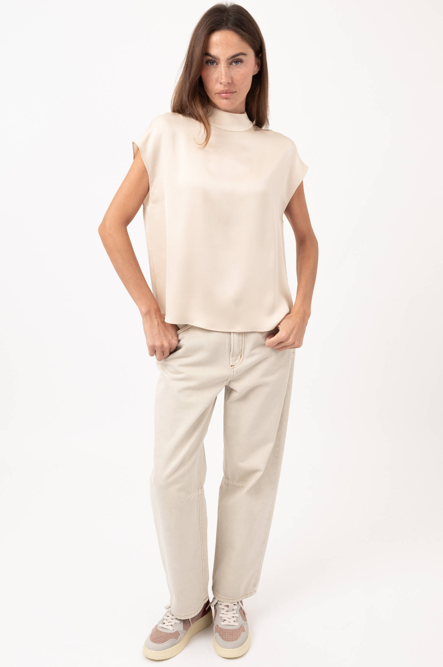 Seiden-Top mit Stehkragen in Beige