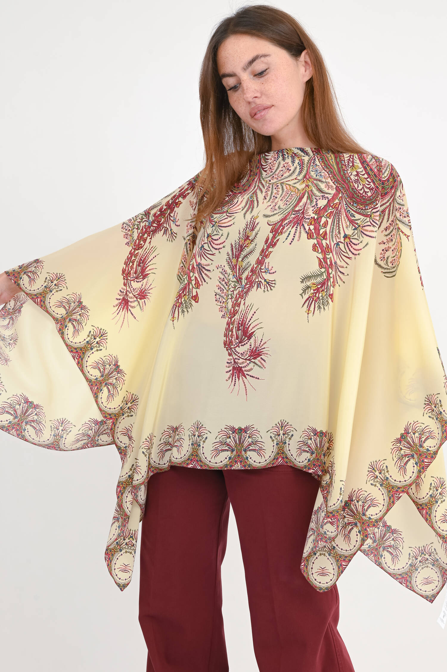 Seiden-Cape mit Paisley-Print in Creme/Multi Seiden-Cape mit Paisley-Print in Creme/Multi