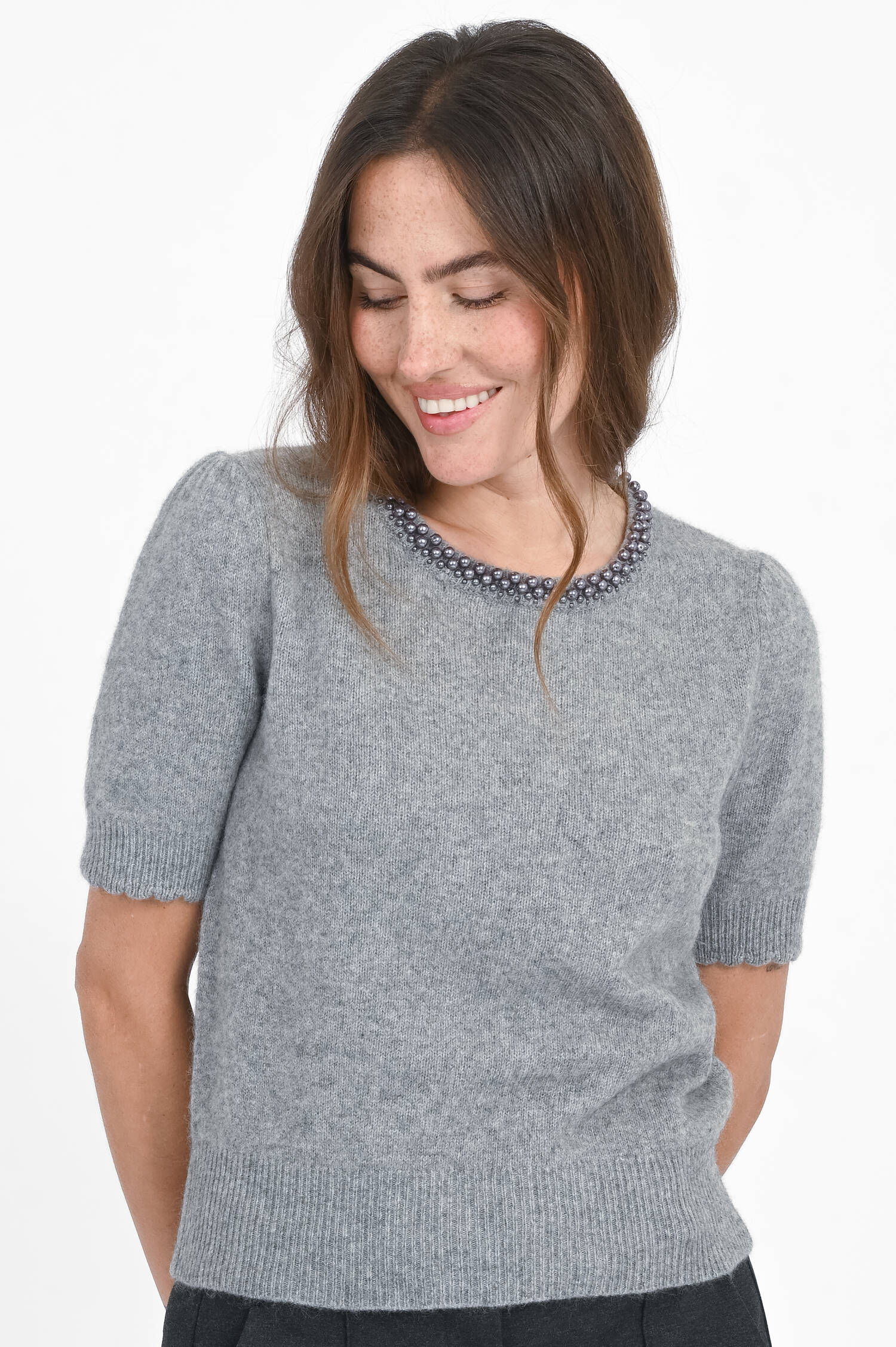 Kurzarm Pullover mit Perlen-Ausschnitt in Grau