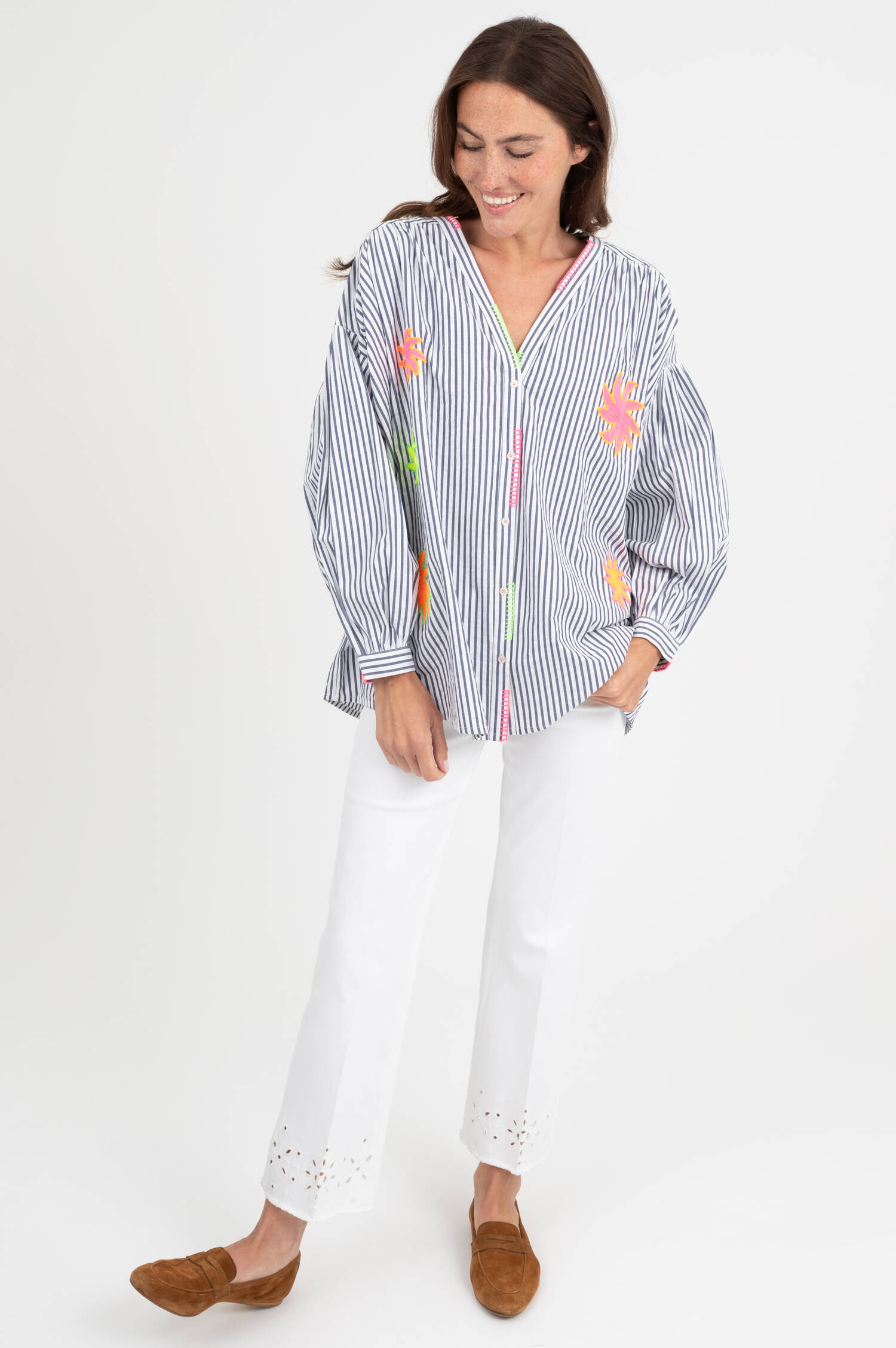 Bluse mit Stick-Applikation in Ecru/Blau Bluse mit Stick-Applikation in Ecru/Blau