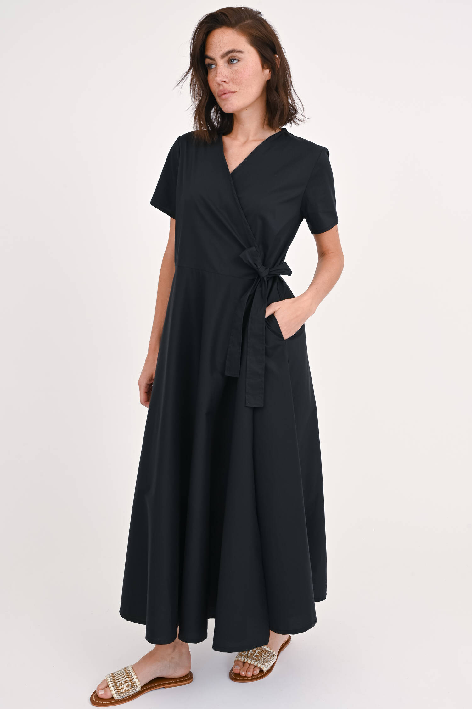 Wickelkleid aus Baumwollpopeline in Schwarz Wickelkleid aus Baumwollpopeline in Schwarz