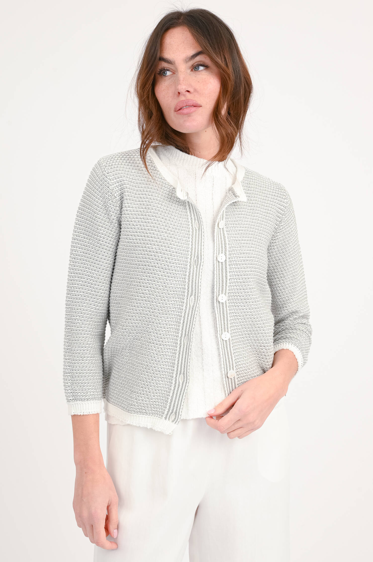 Strickweste aus Baumwolle in Graugrün/Weiß