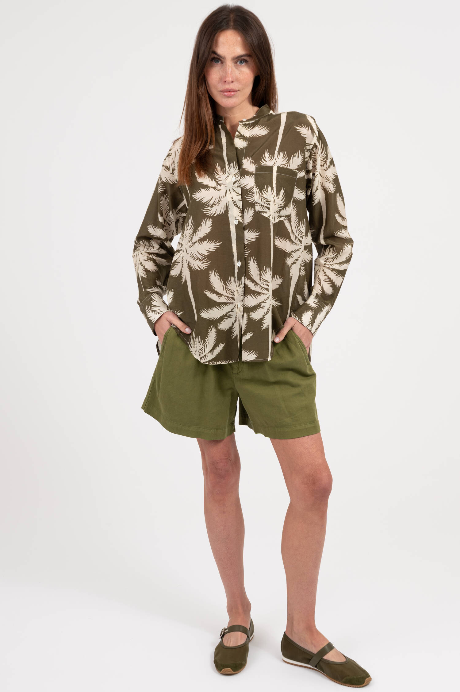 Bluse mit Palmen-Print in Olivgrün