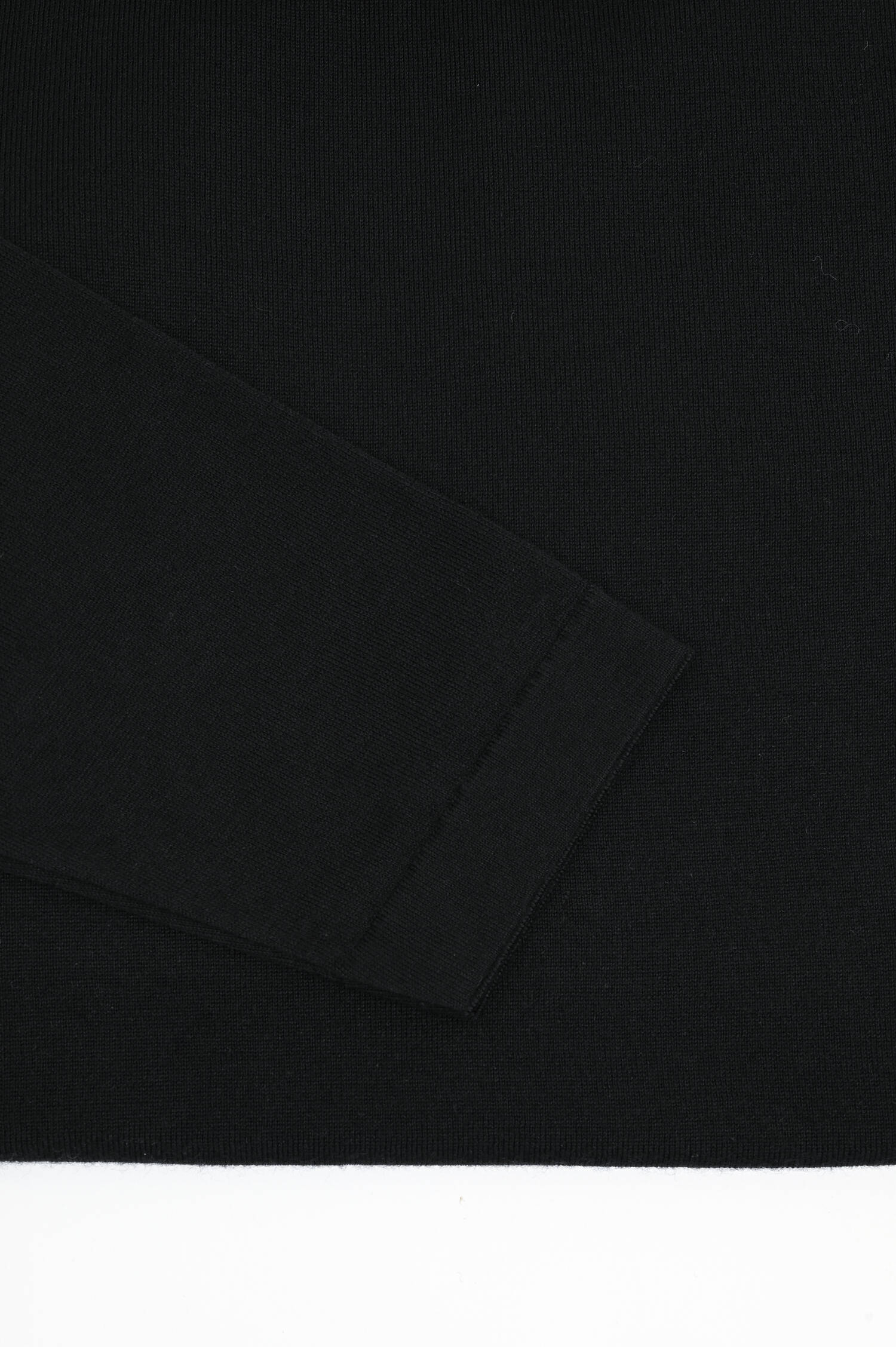 Rollkragenpullover aus Wolle-Seide-Mix in Schwarz