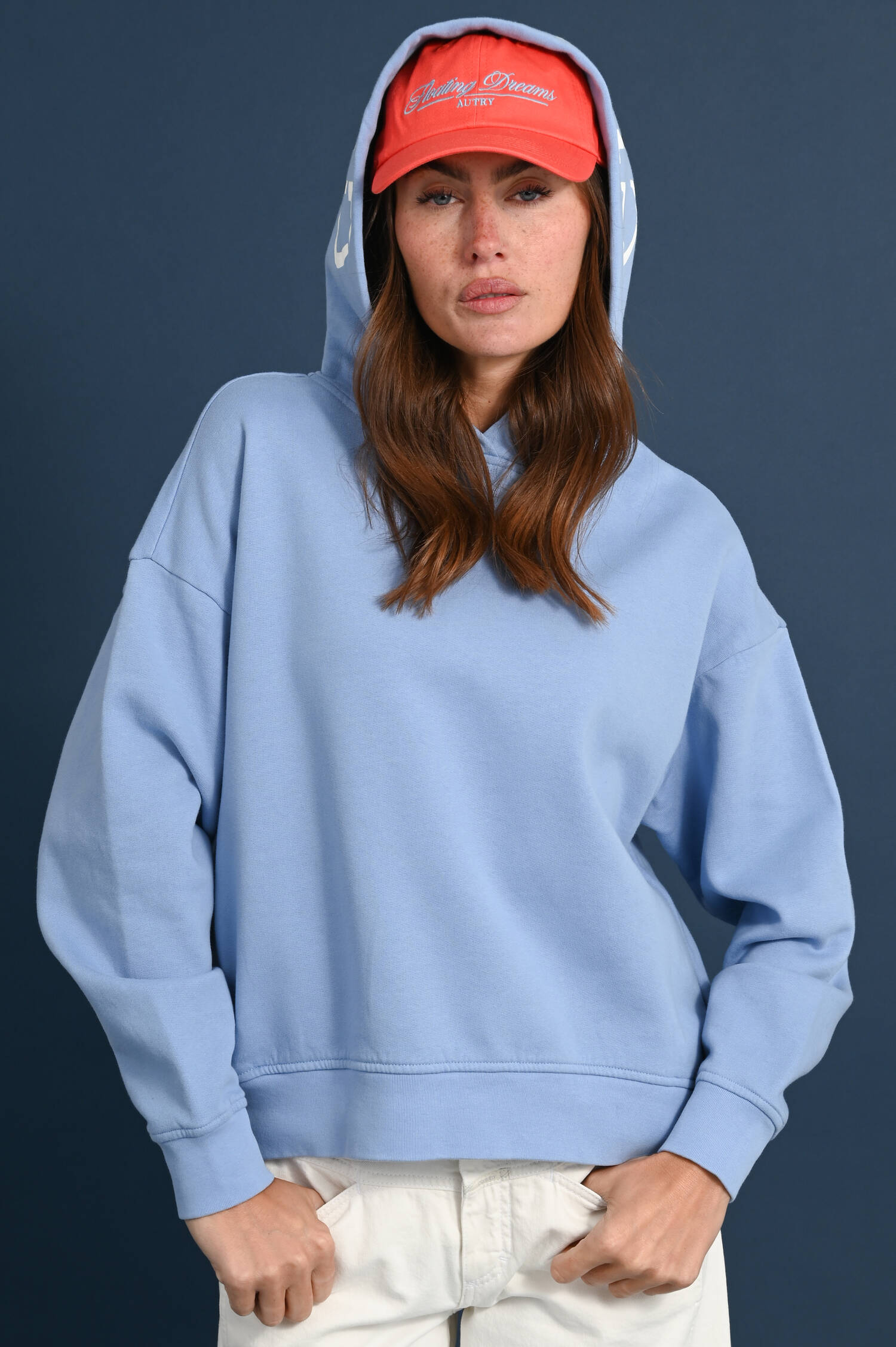 Kapuzenpullover mit Eingrifftaschen in Hellblau