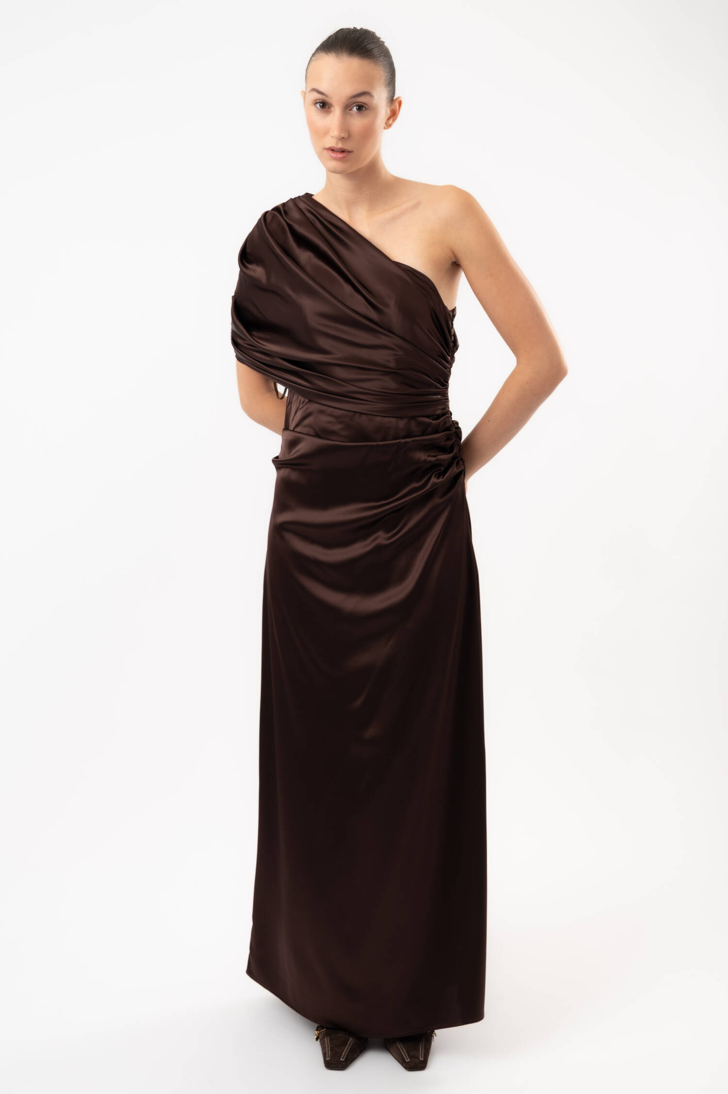 Drapiertes Satin-Maxikleid CASSIA in Braun Drapiertes Satin-Maxikleid CASSIA in Braun