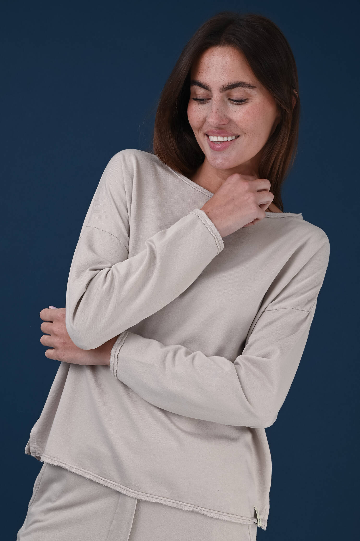 Sweater mit U-Boot Ausschnitt in Taupe