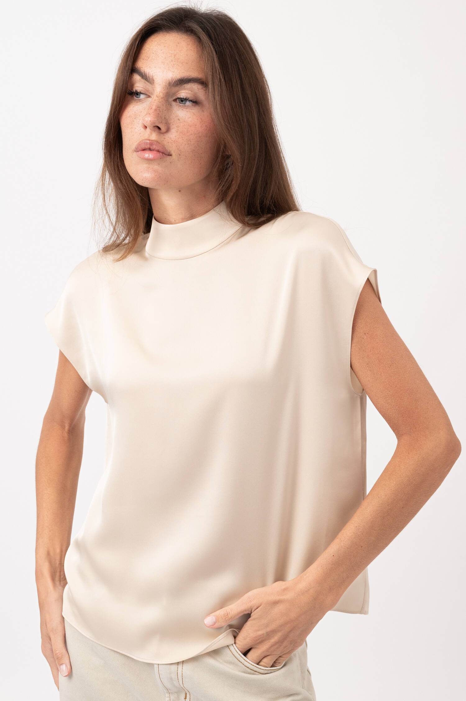 Seiden-Top mit Stehkragen in Beige