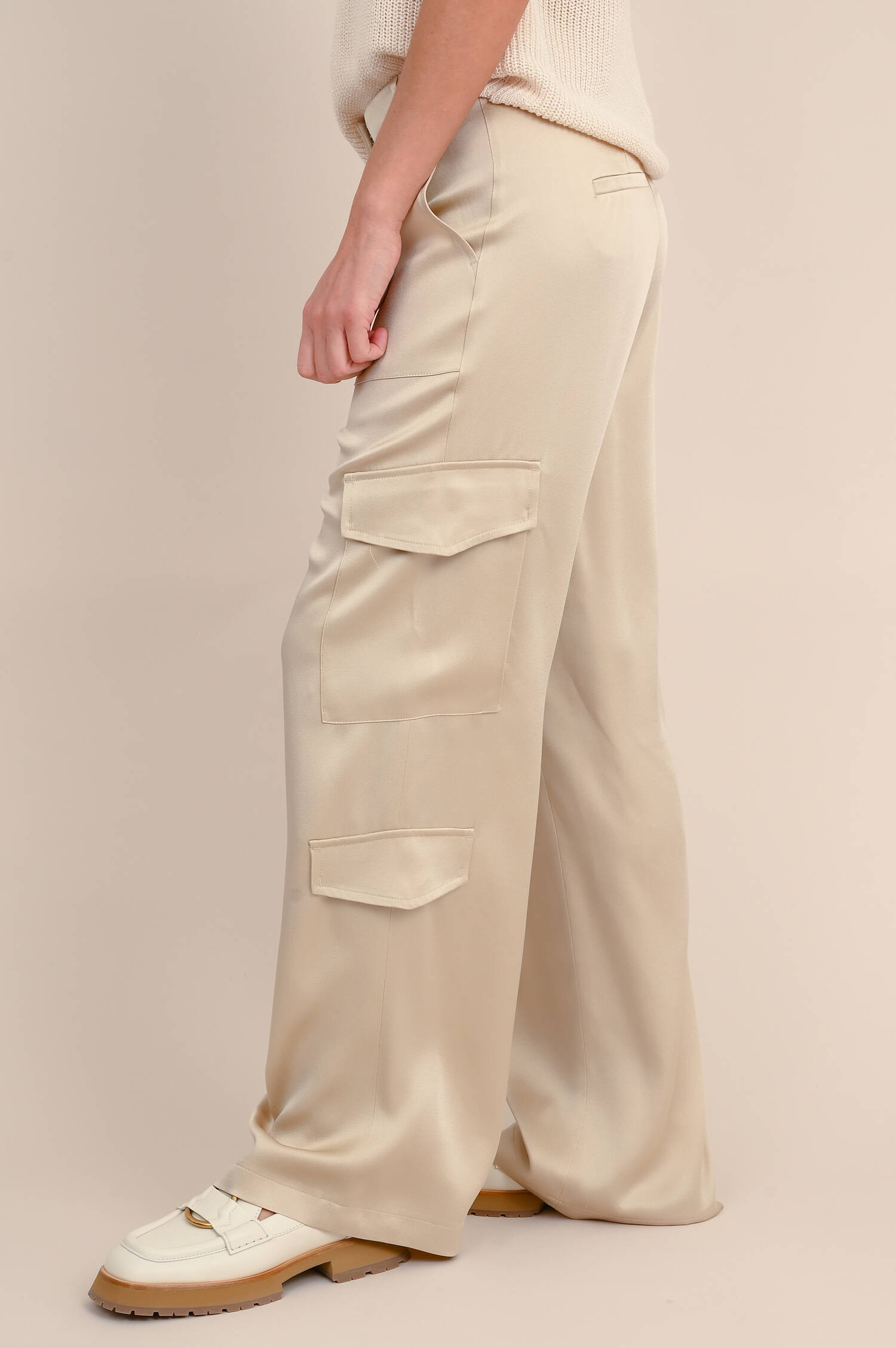 Cargohose mit aufgesetzten Taschen in Champagne