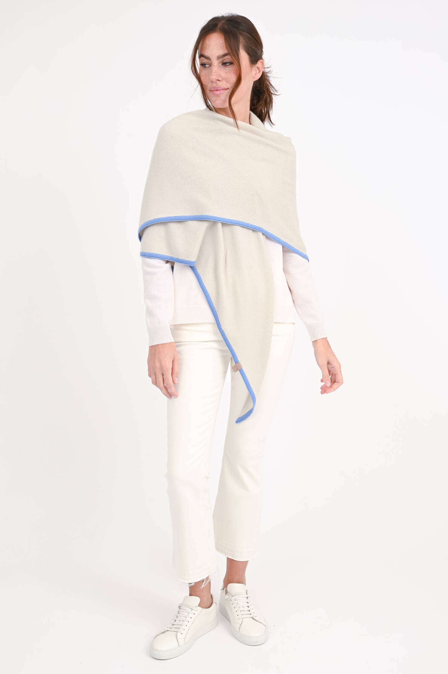 Poncho mit Kontrastfarbe in Marzipan/Blau