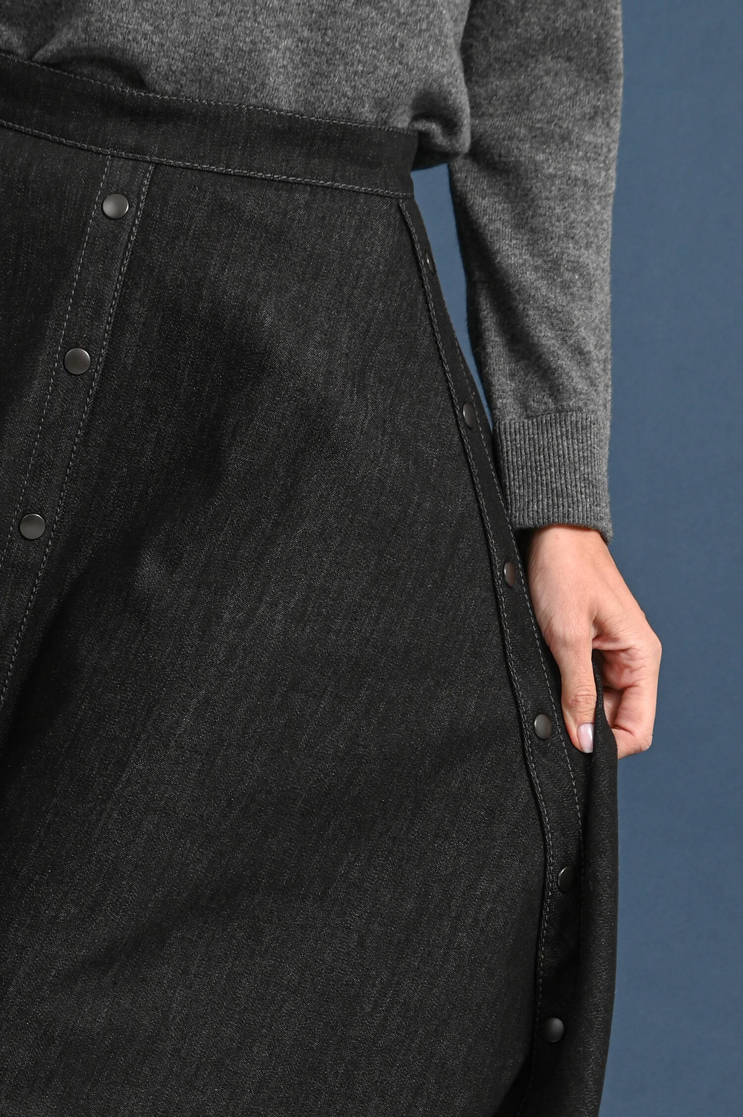 Midi-Denim-Rock mit Druckknopf-Details in Black