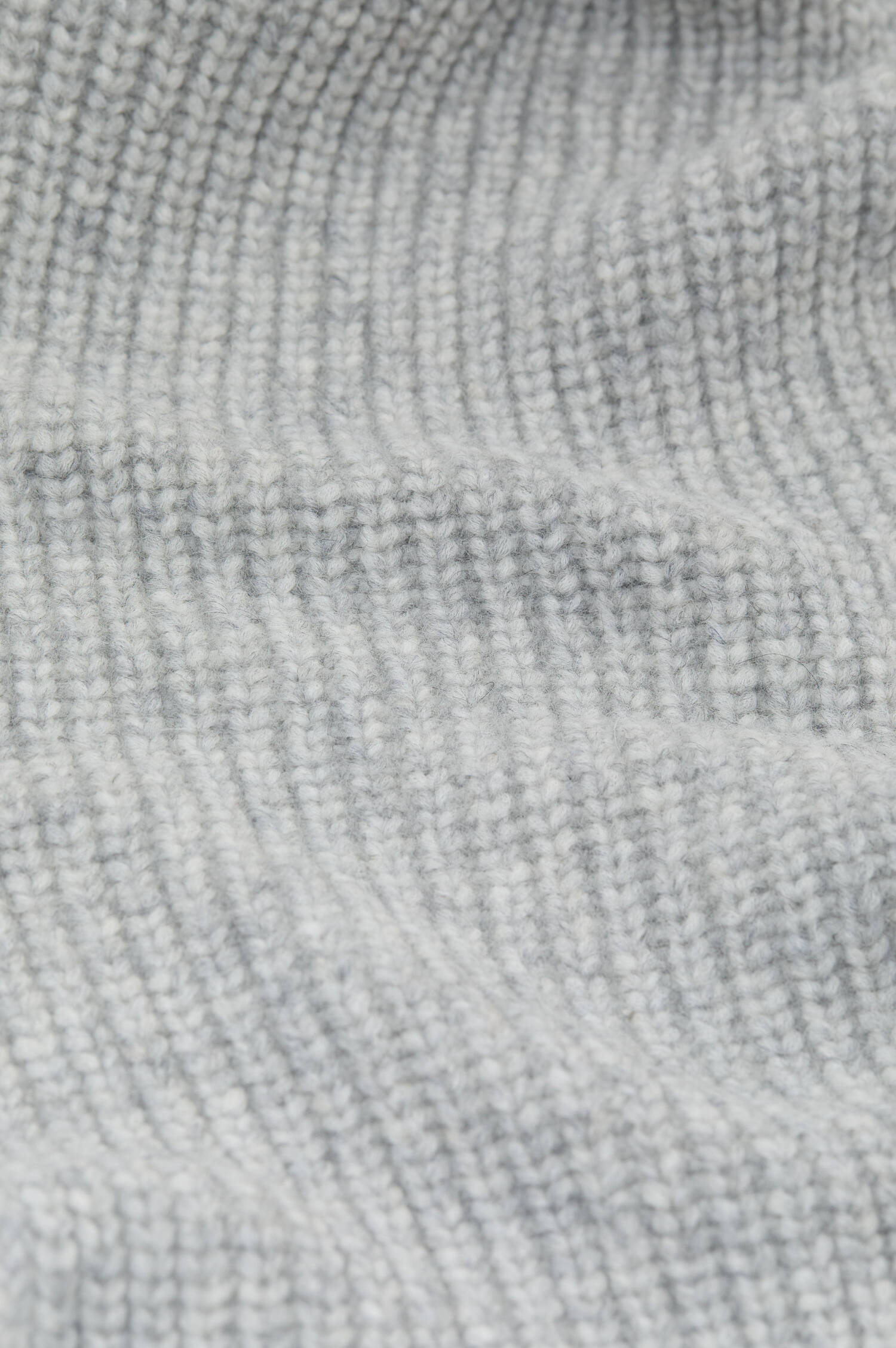 Strickschal aus Alpaka-Mix in Hellgrau Strickschal aus Alpaka-Mix in Hellgrau