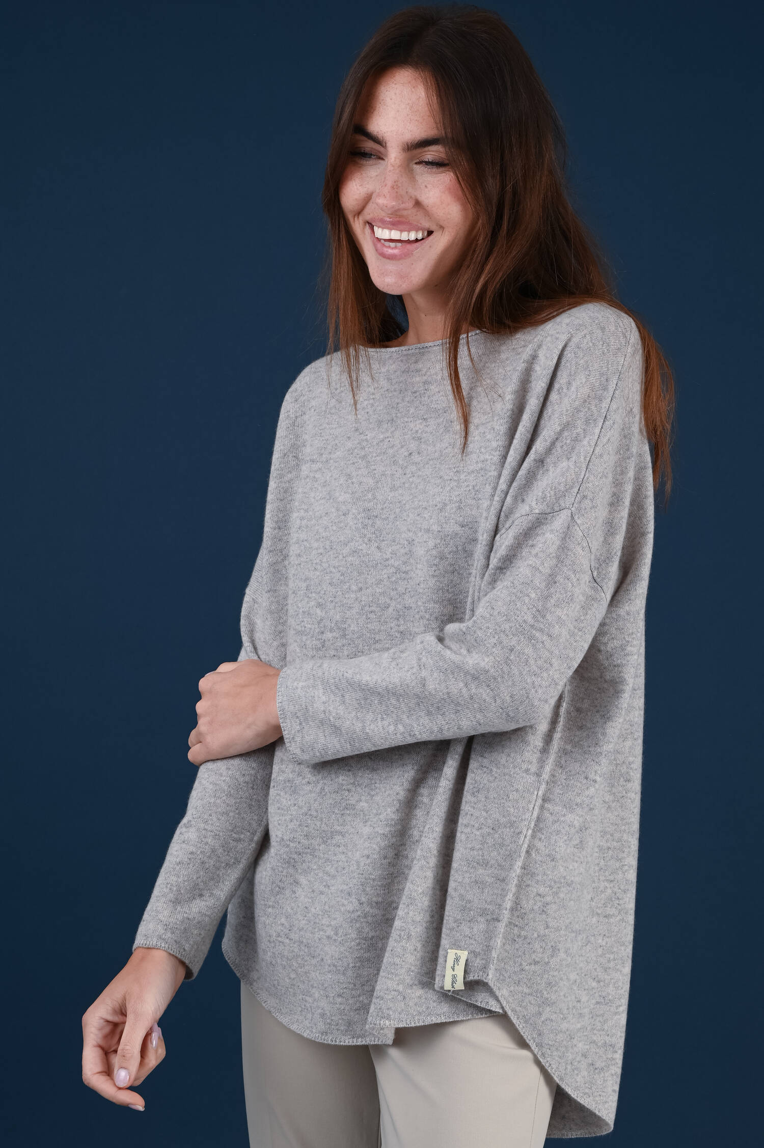 Cashmere Pullover mit U-Boot Ausschnitt in grau Cashmere Pullover mit U-Boot Ausschnitt in grau