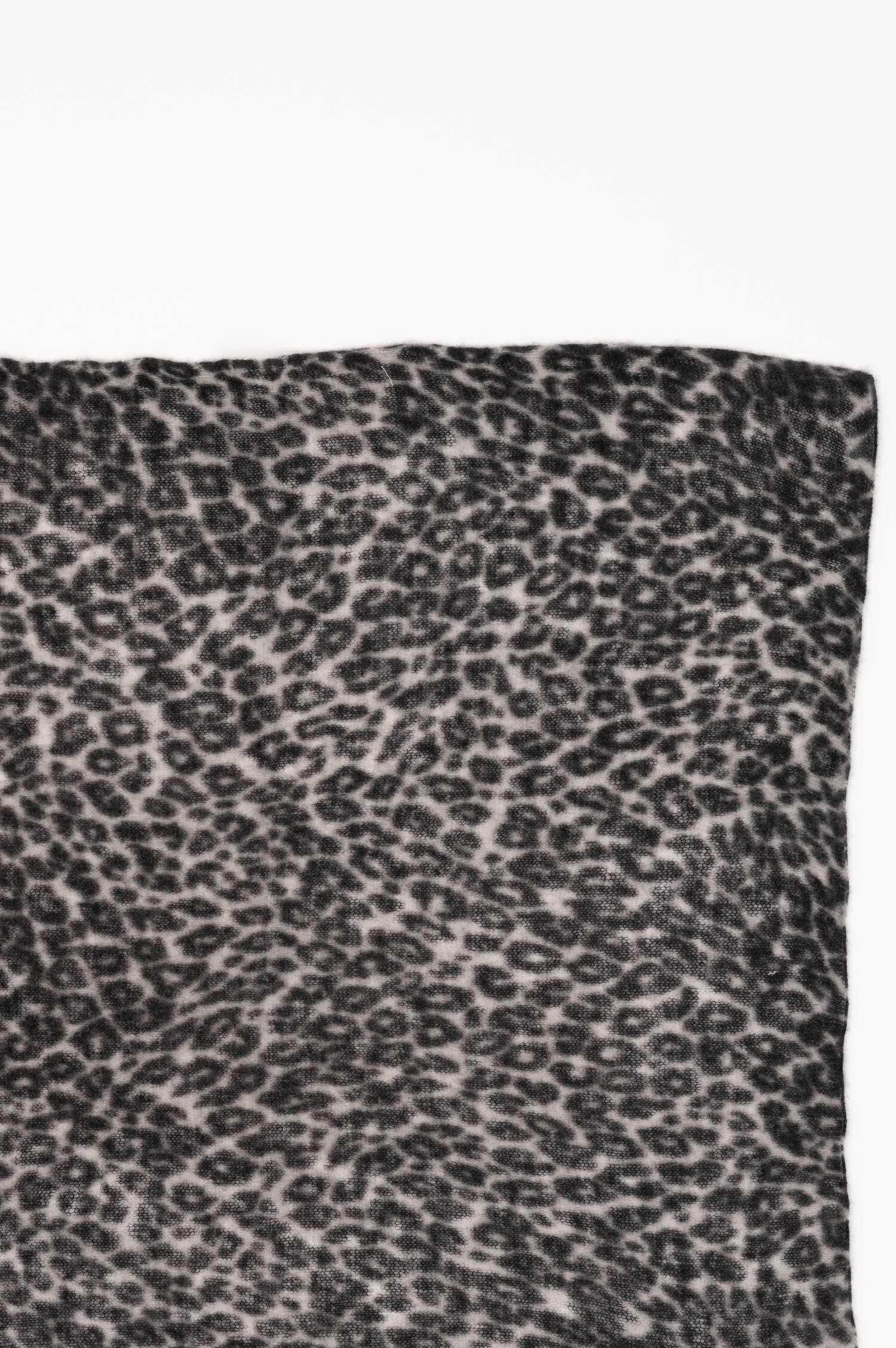Cashmere Schal mit Leo-Print in Schwarz/Grau