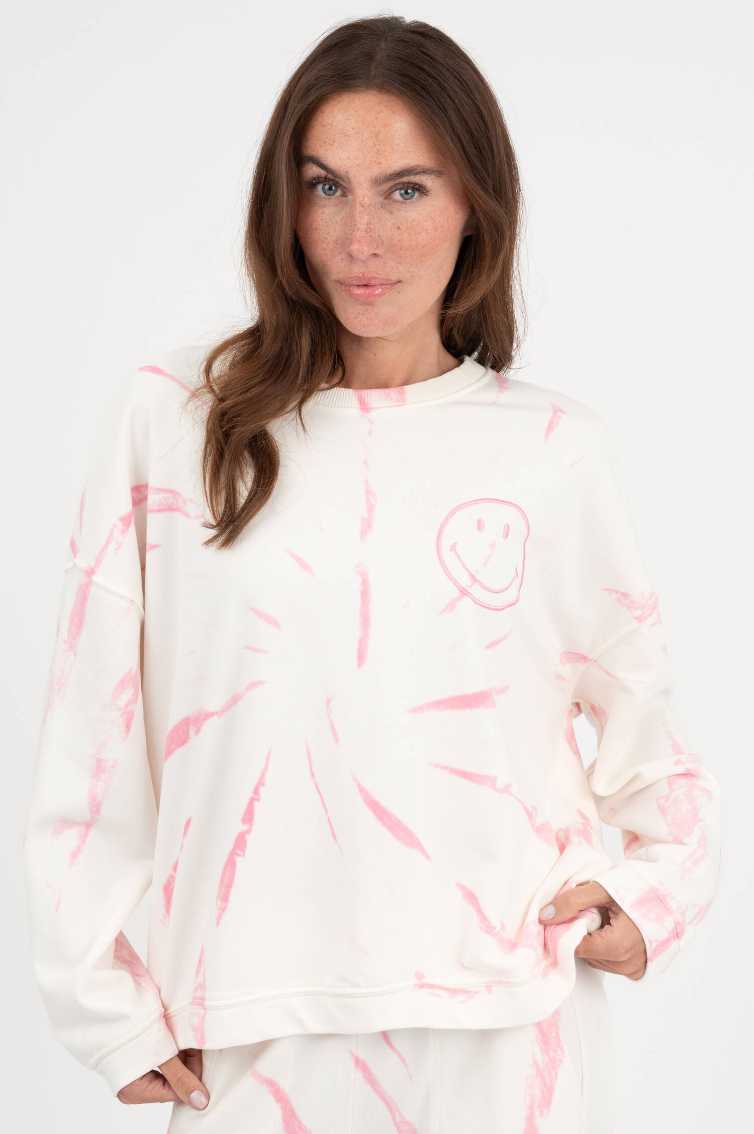 Sweater mit Batik-Muster in Weiß/Pink