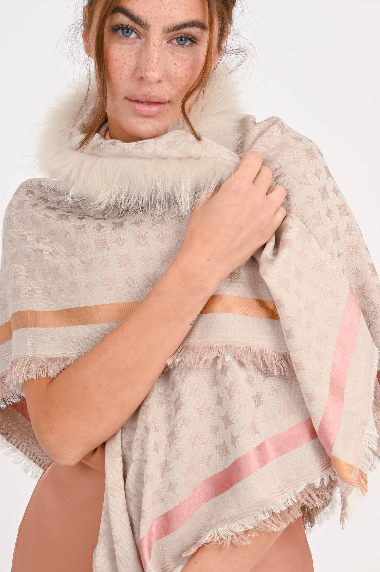 Gemustertes Tuch mit Pelz in Powder