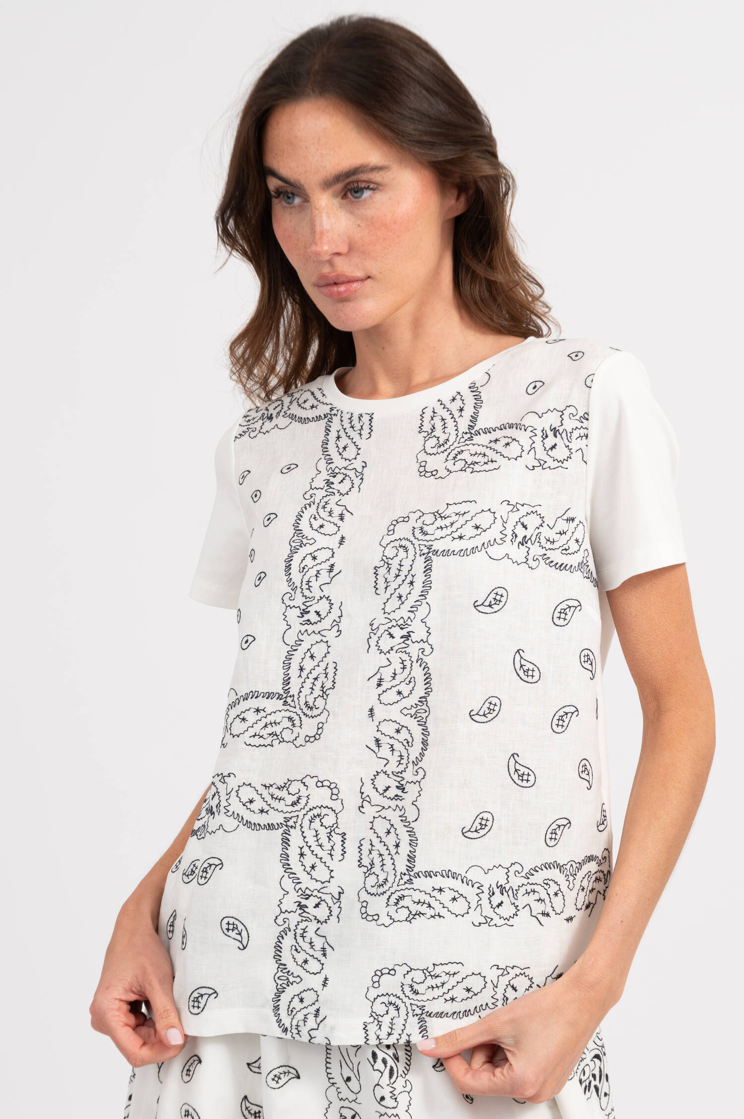 T-Shirt GENIO mit Stickerei in Weiß