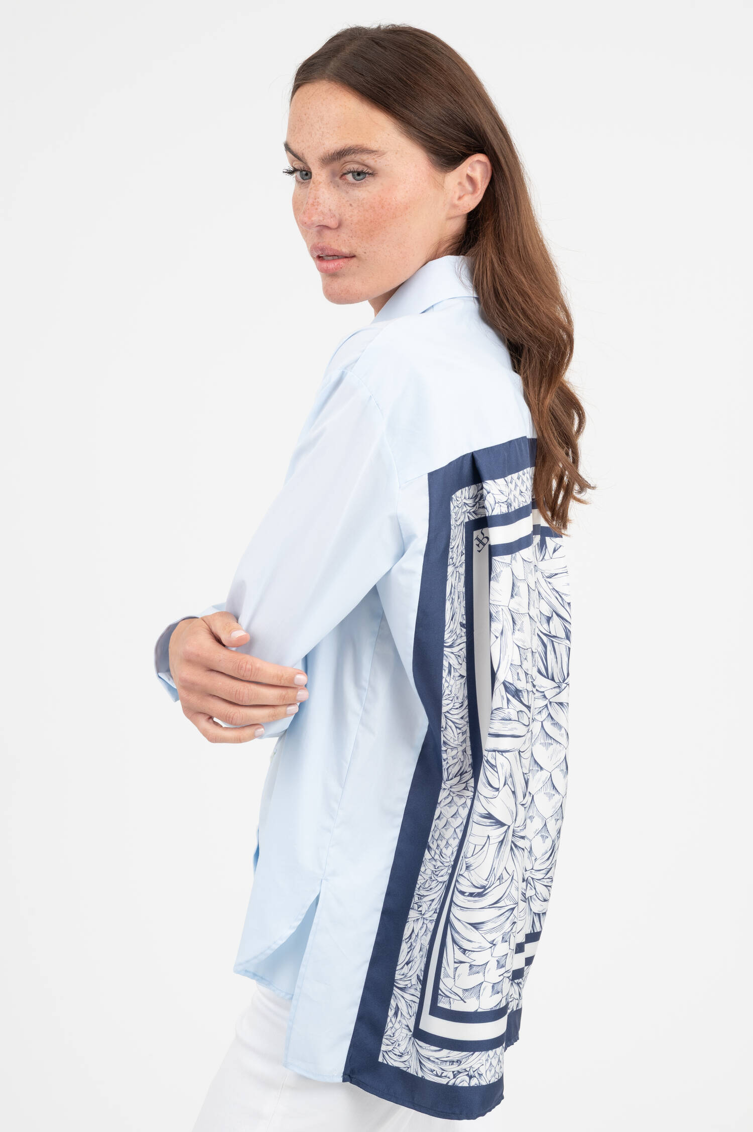 Bluse SOPHIE mit Rückenprint in Hellblau