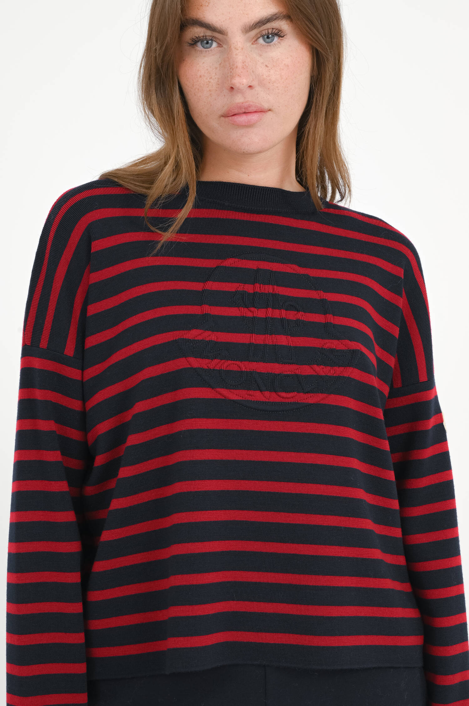 Wollpullover mit Logoprägung in Navy/Rot