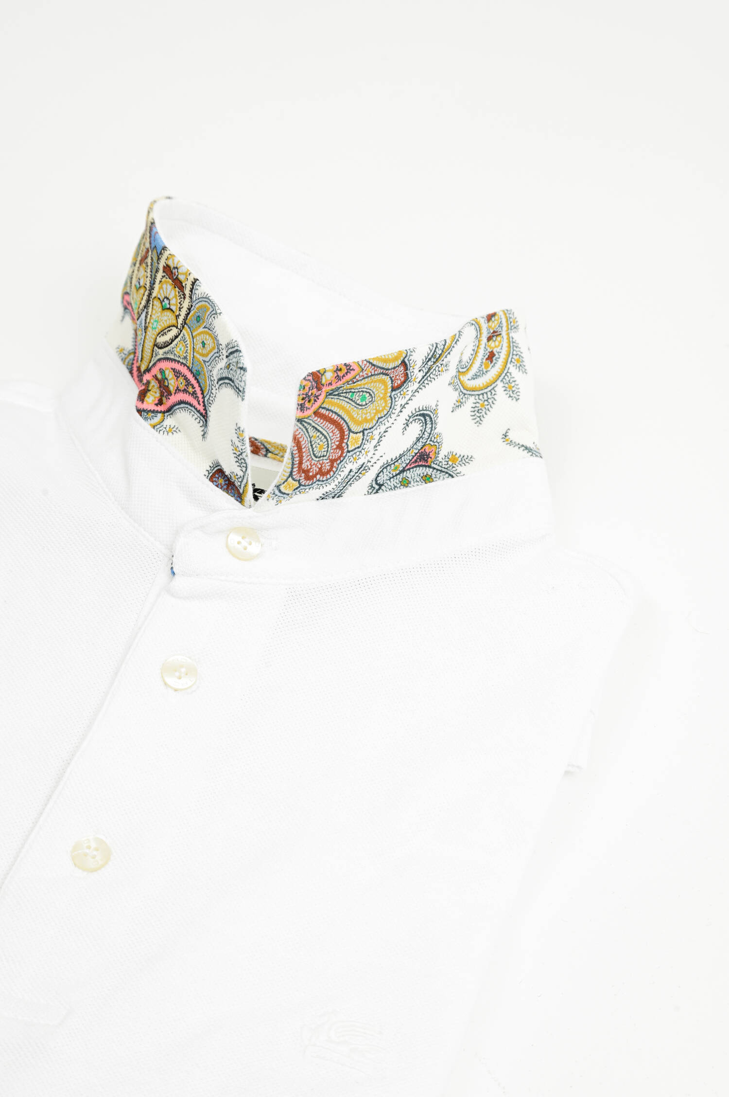 Kurzarm-Polo mit gemustertem Kragen in Weiß Kurzarm-Polo mit gemustertem Kragen in Weiß