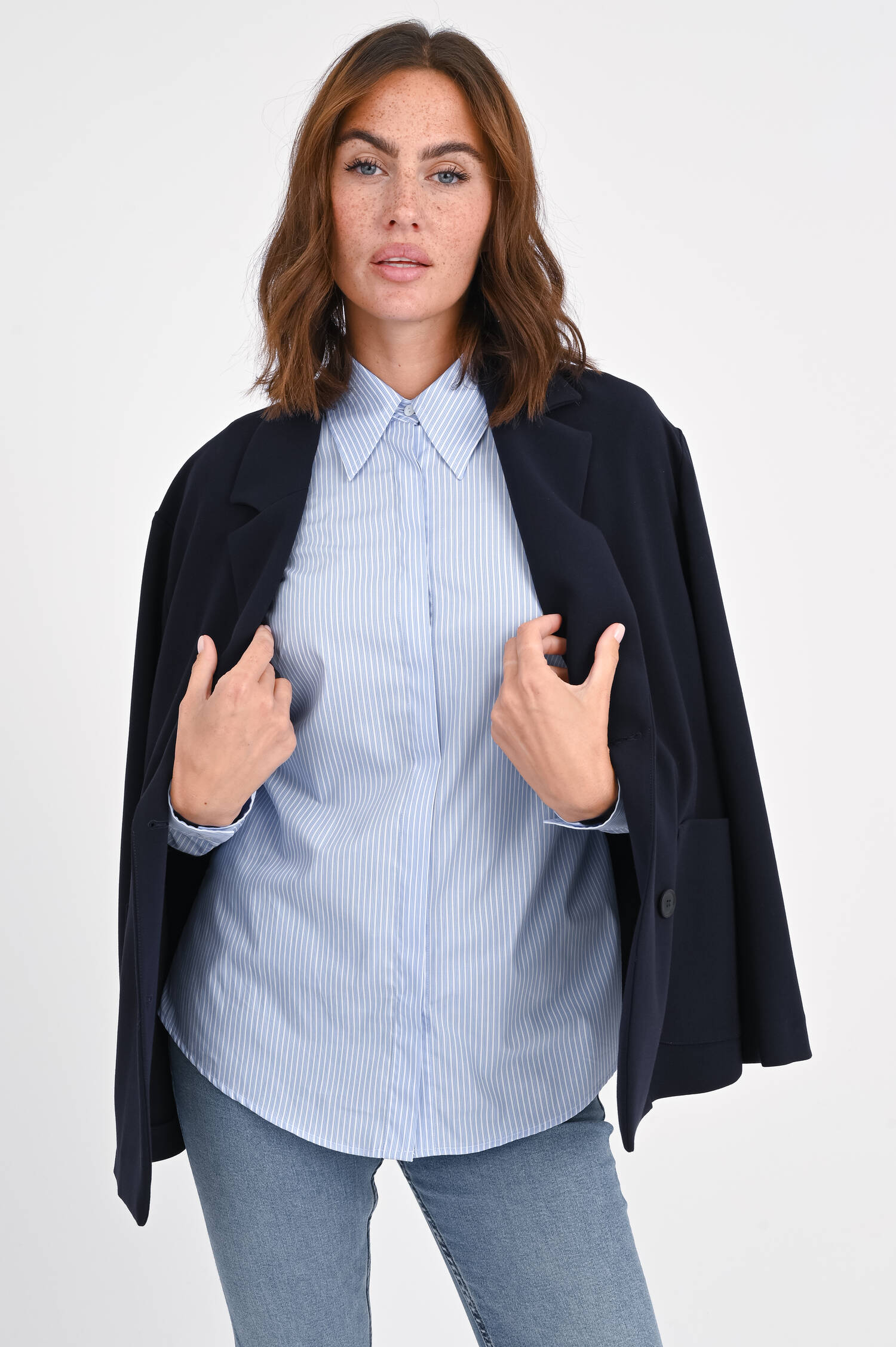 Bluse MAGETTA mit schmalen Streifen in Blau/Weiß Bluse MAGETTA mit schmalen Streifen in Blau/Weiß