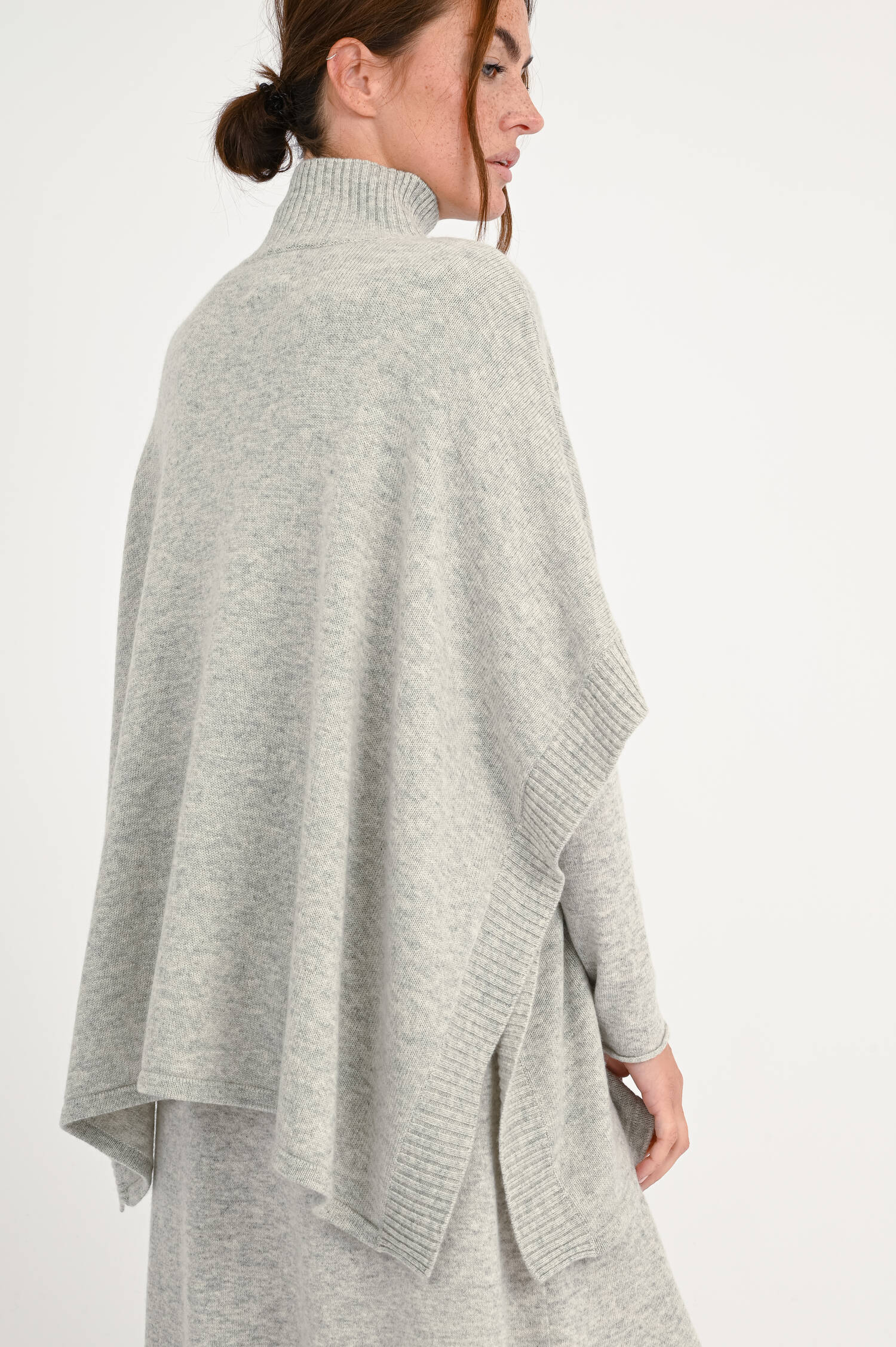 Poncho aus Woll-Cashmere-Mix in Hellgrau