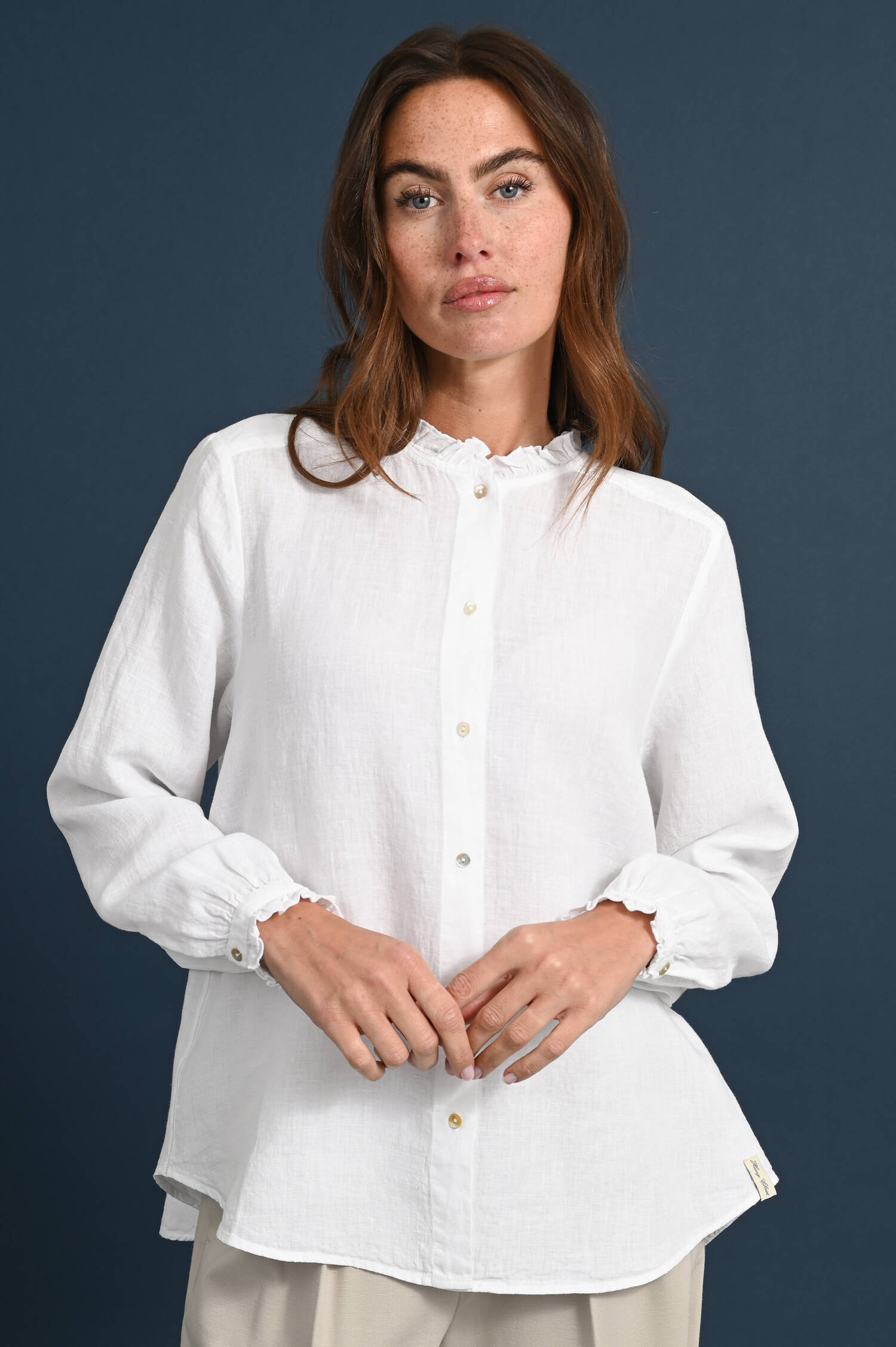 Leinenbluse mit Rüschenkragen in Weiß Leinenbluse mit Rüschenkragen in Weiß