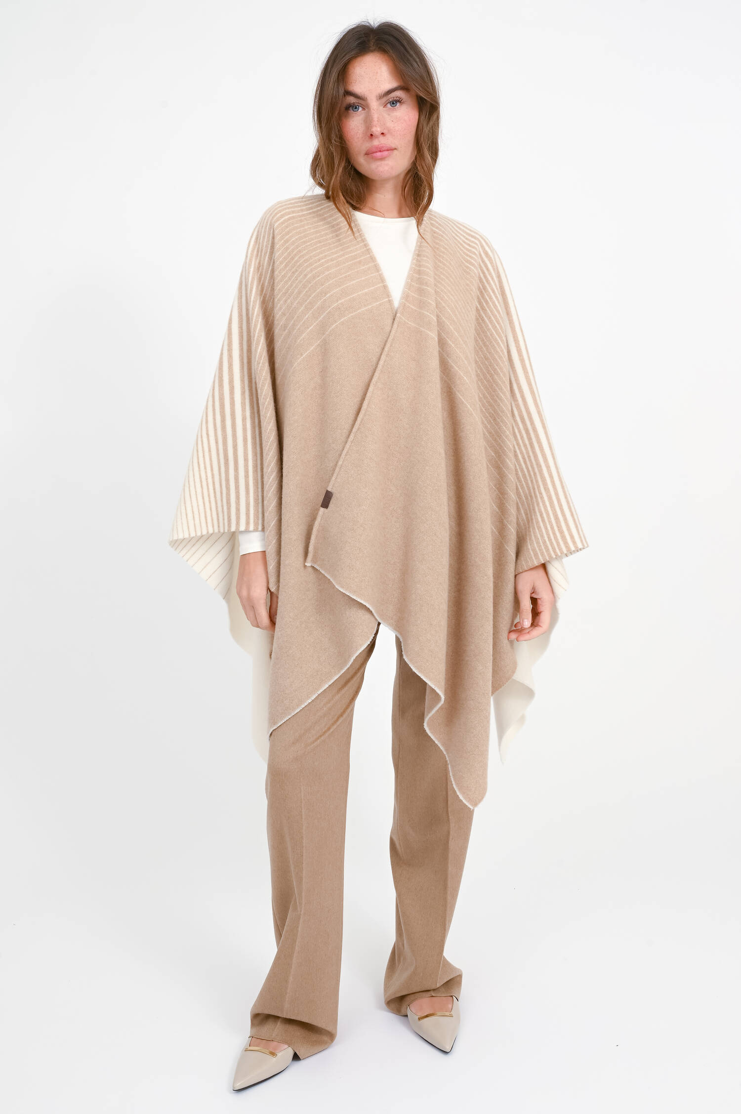 Gestreiftes Cape BRENTA aus Woll-Mix in Kamel Gestreiftes Cape BRENTA aus Woll-Mix in Kamel