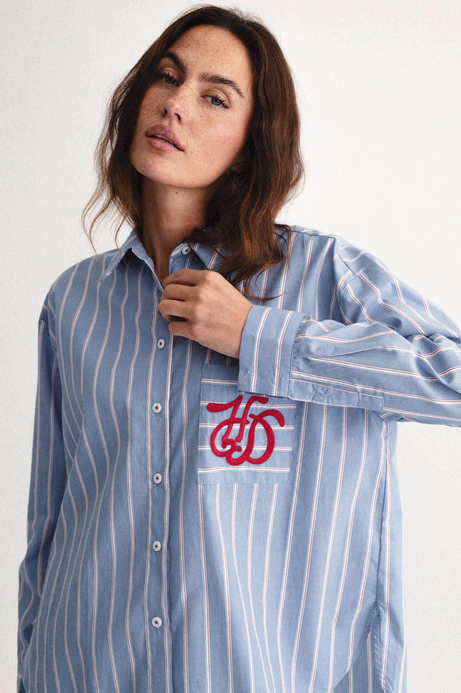 gestreifte Bluse mit Stickerei in Blau/Weiß/Rot gestreifte Bluse mit Stickerei in Blau/Weiß/Rot