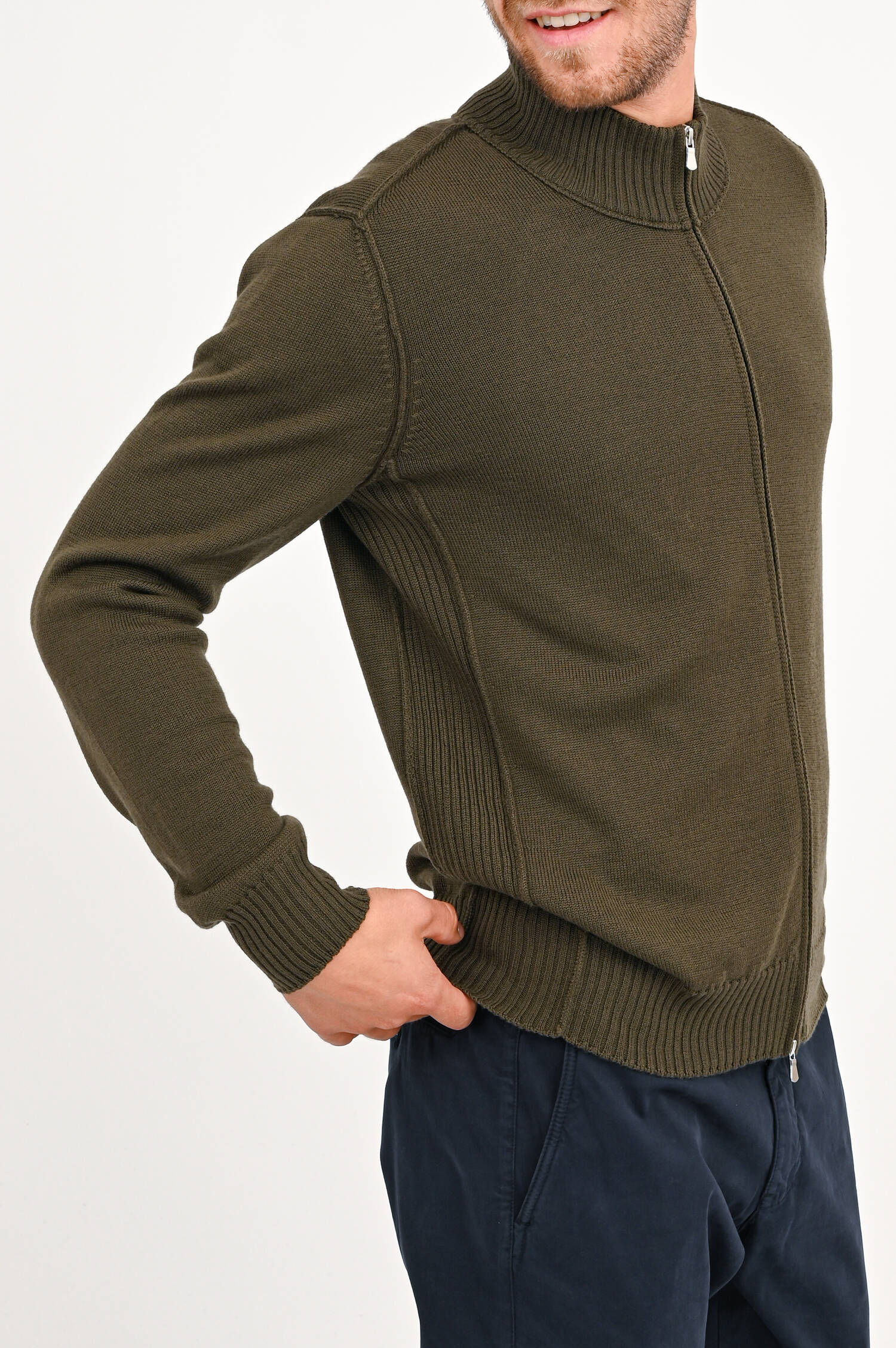 Strickjacke mit Rippstrickdetails in Oliv