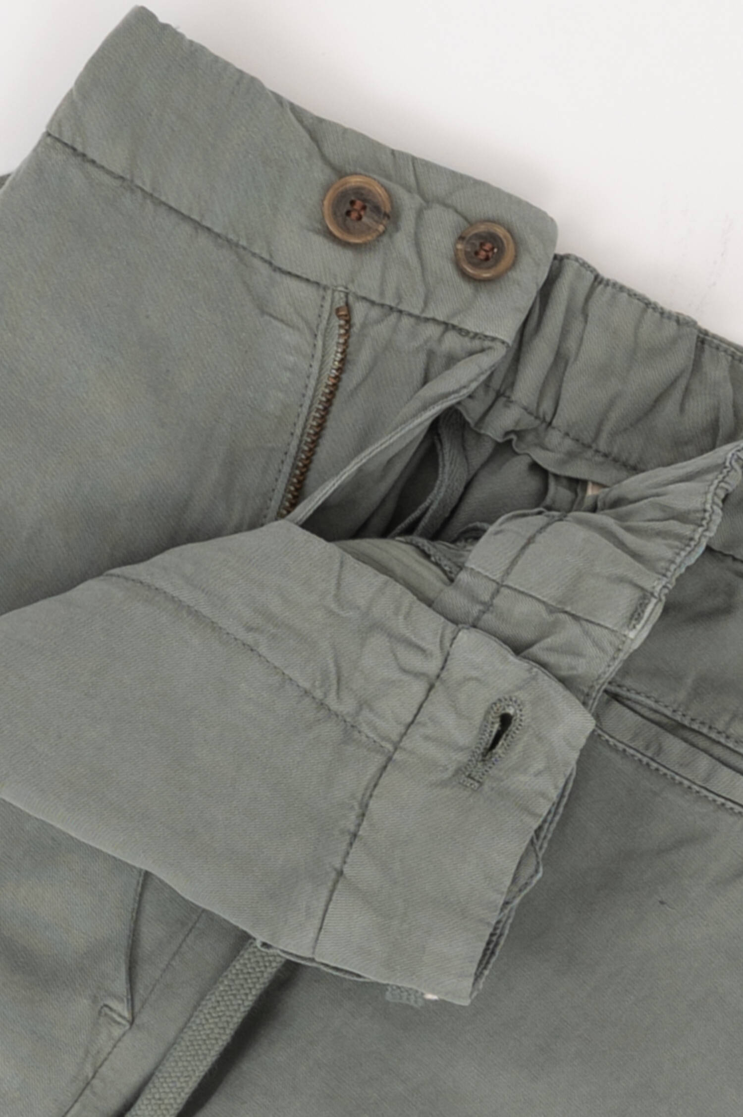 Chino mit Kordelzug in Khaki
