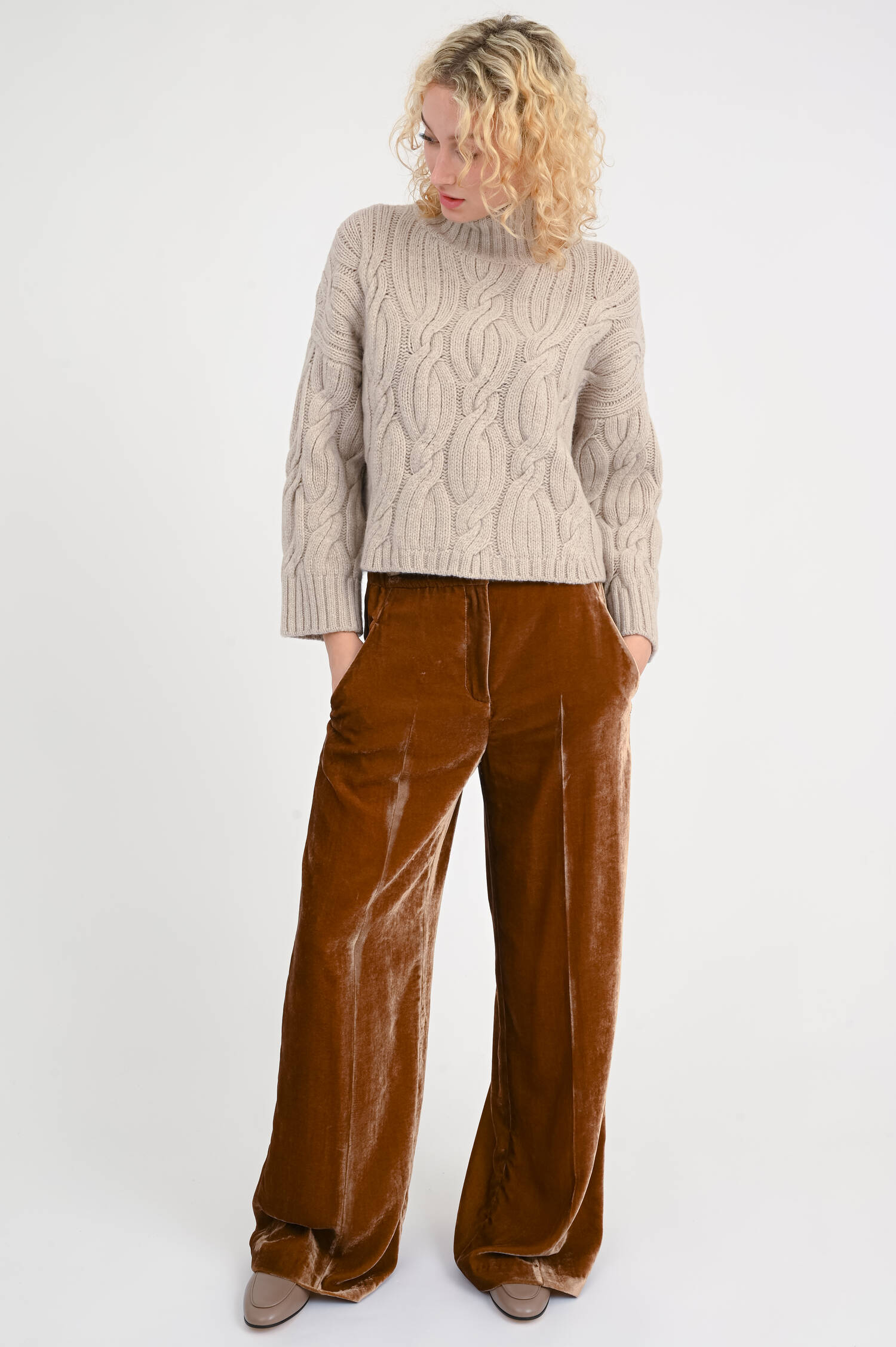 Samthose in Hazelnut