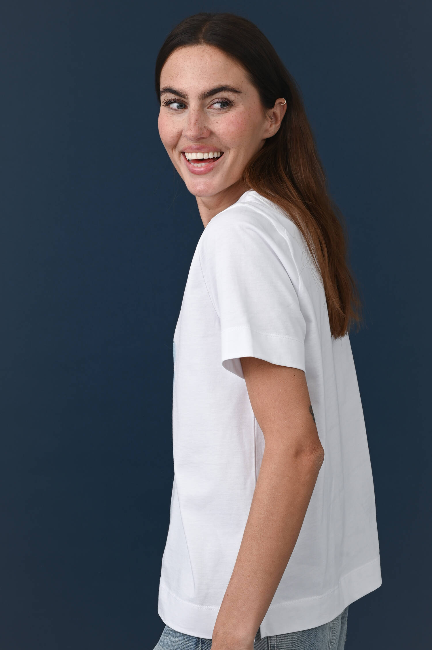 T-Shirt "Frau Am Meer" in Weiß/Blau