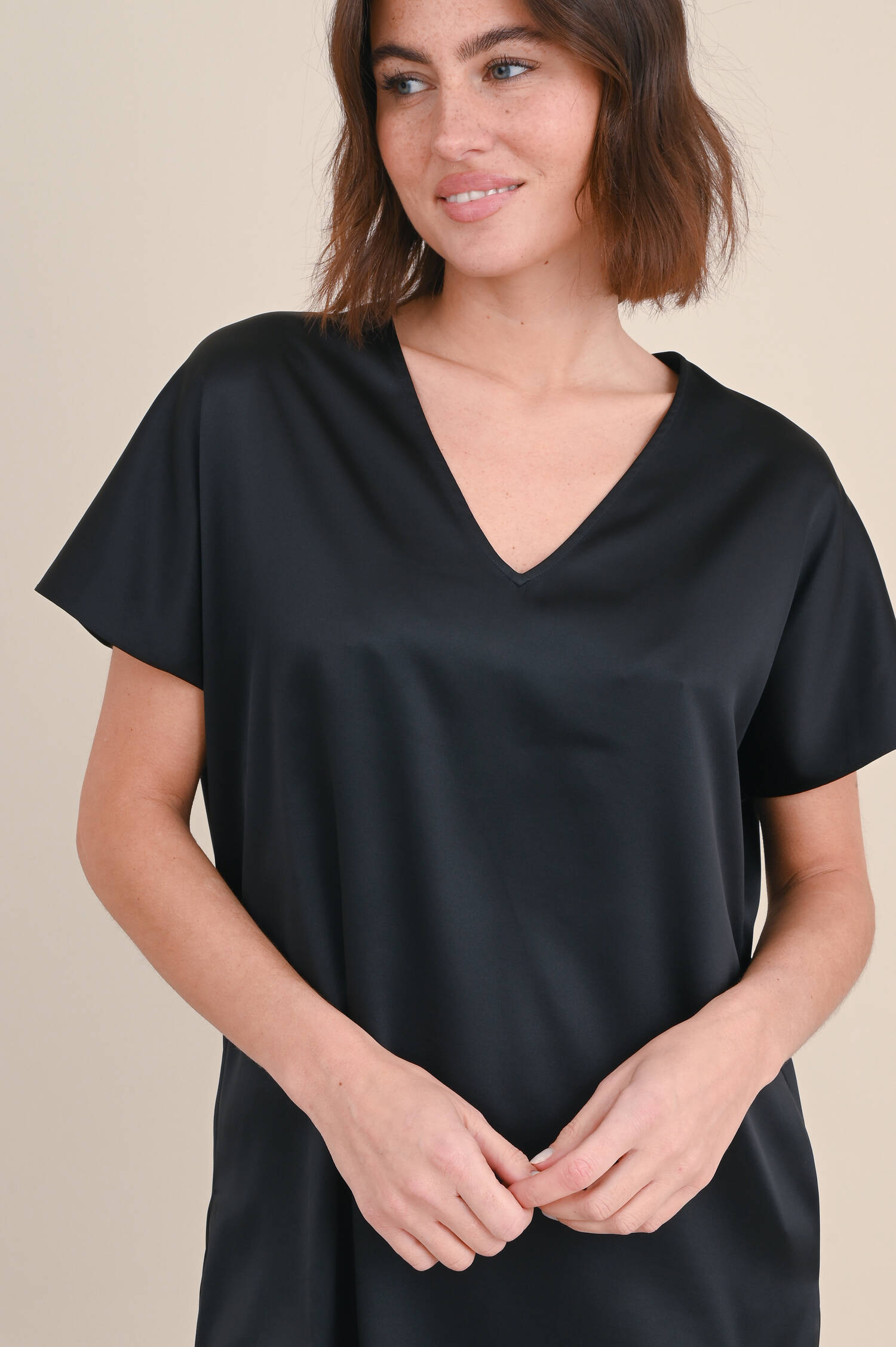 Seidenshirt mit V-Ausschnitt in Schwarz