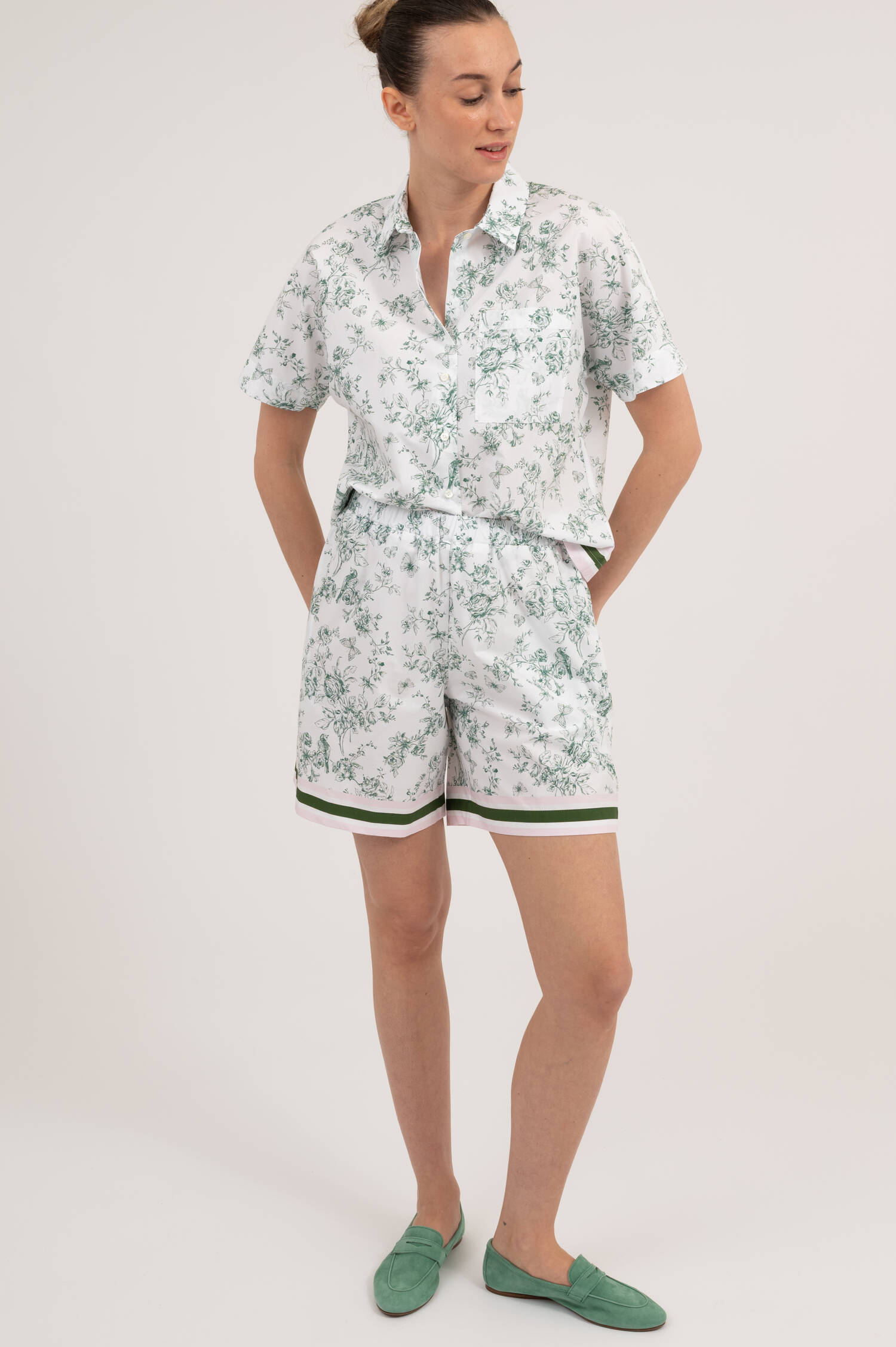 Bermudashort mit Allover Blumen-Print in Weiß/Grün