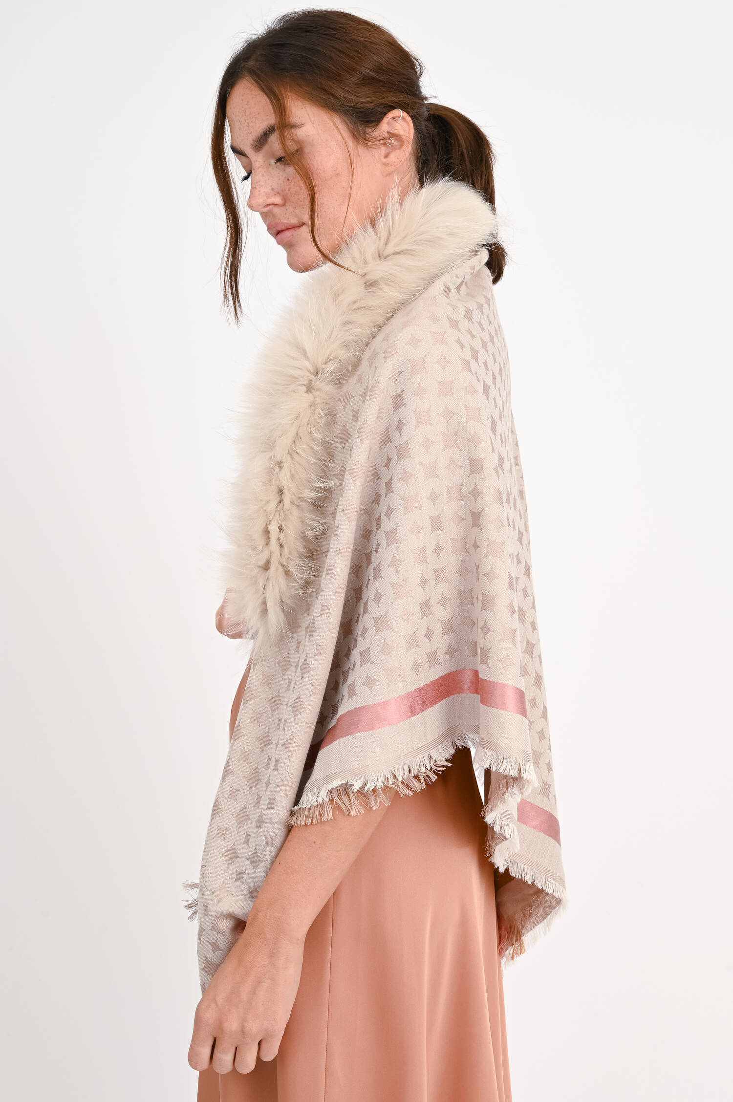 Gemustertes Tuch mit Pelz in Powder