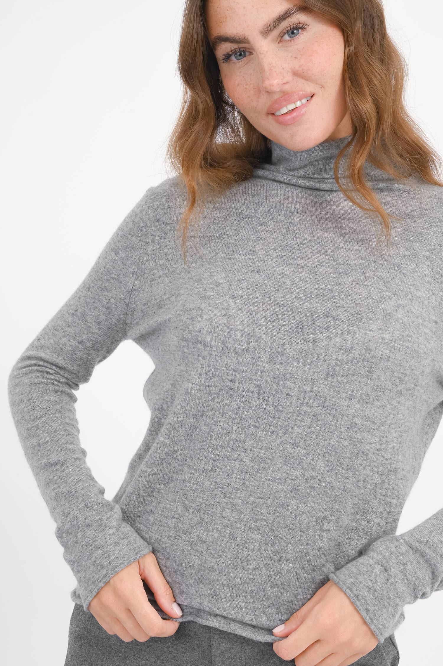 Rollkragenpullover aus Cashmere in Platingrau