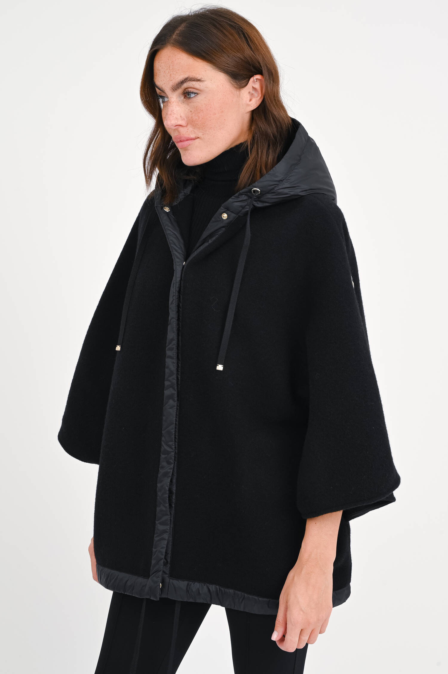 Cape aus Wolle in Schwarz Cape aus Wolle in Schwarz