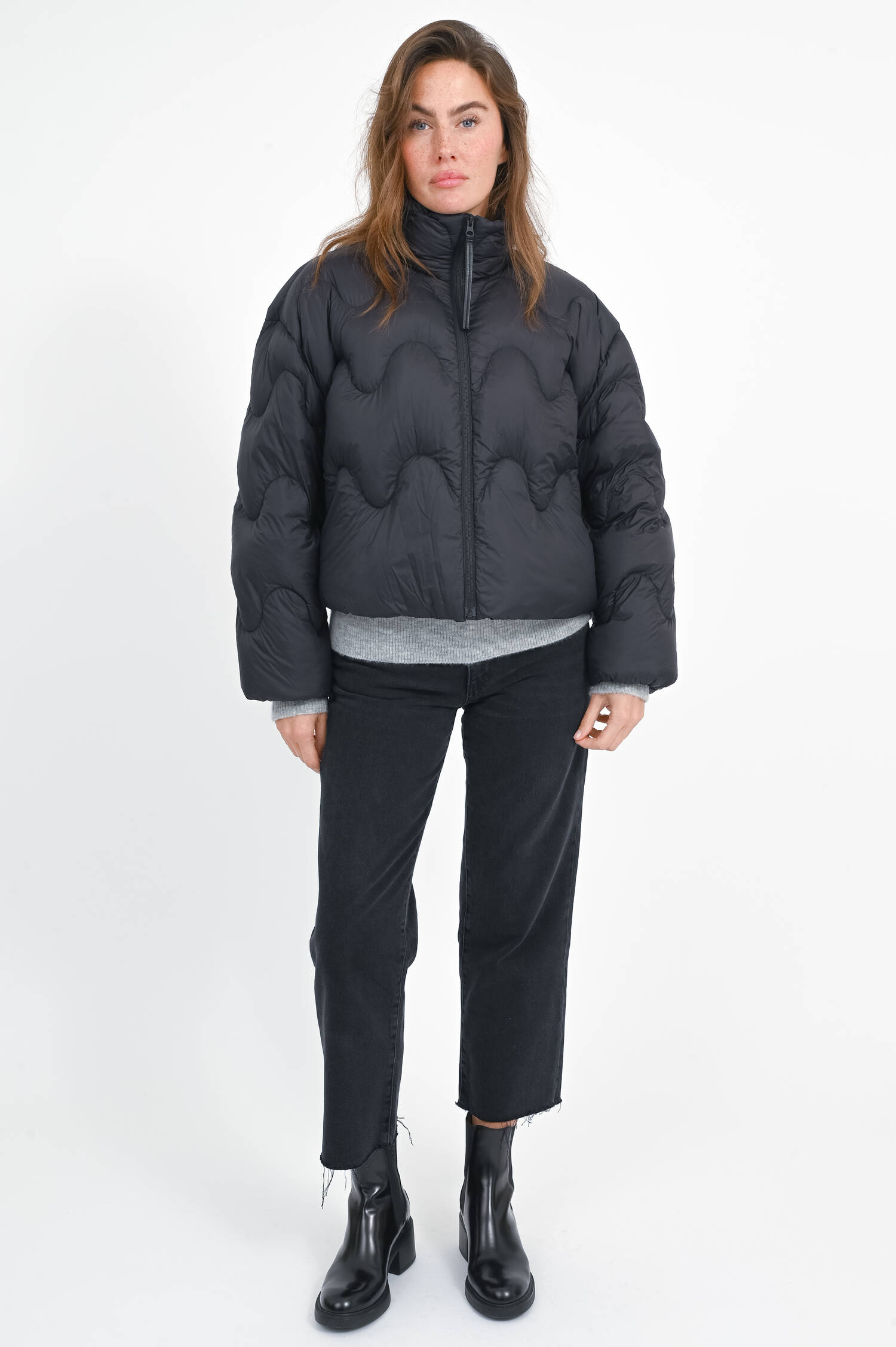 Daunenjacke mit Wellen-Stepp-Optik in Black