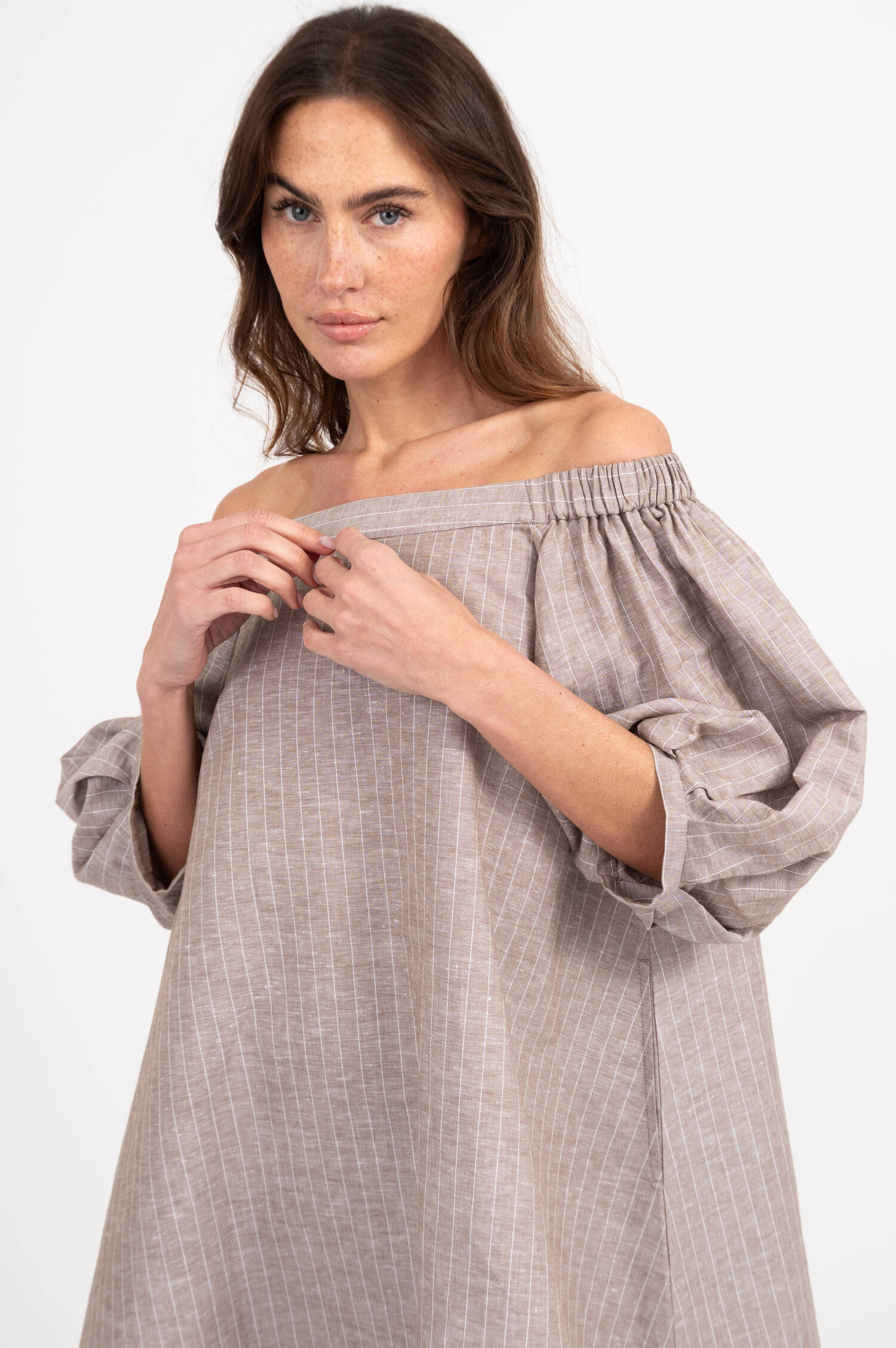 Kleid FUGGITO mit Nadelstreifen in Taupe