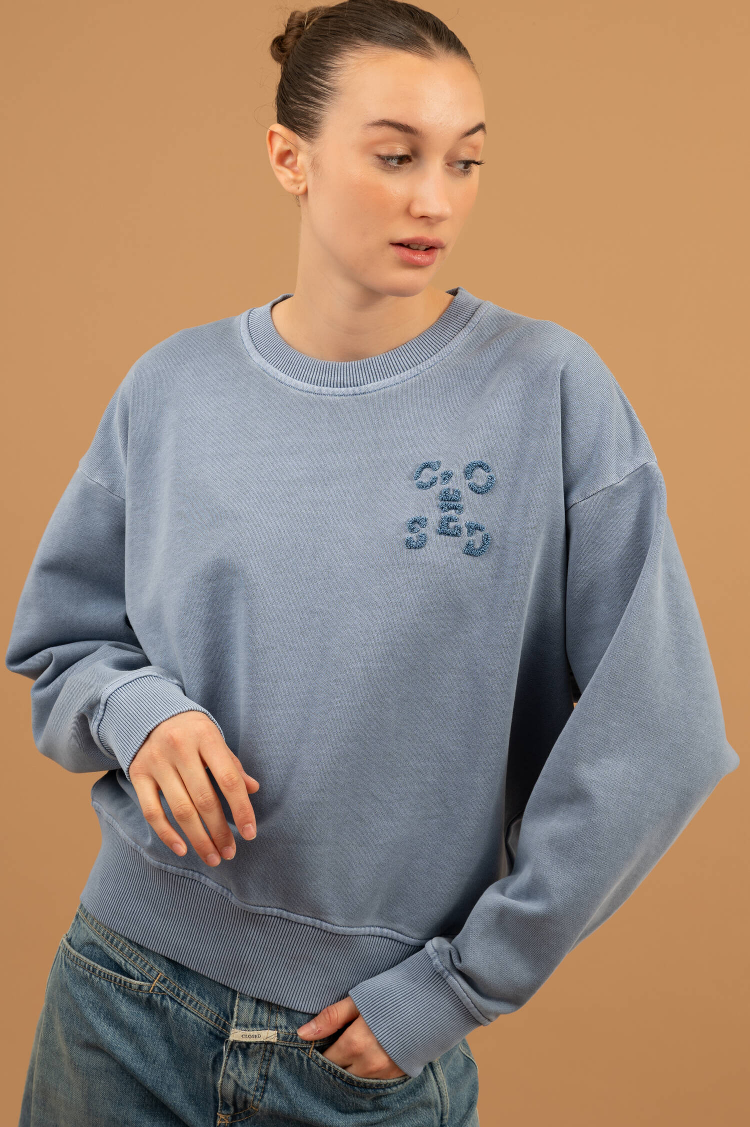 Pullover mit Label Aufstick in Stoneblau