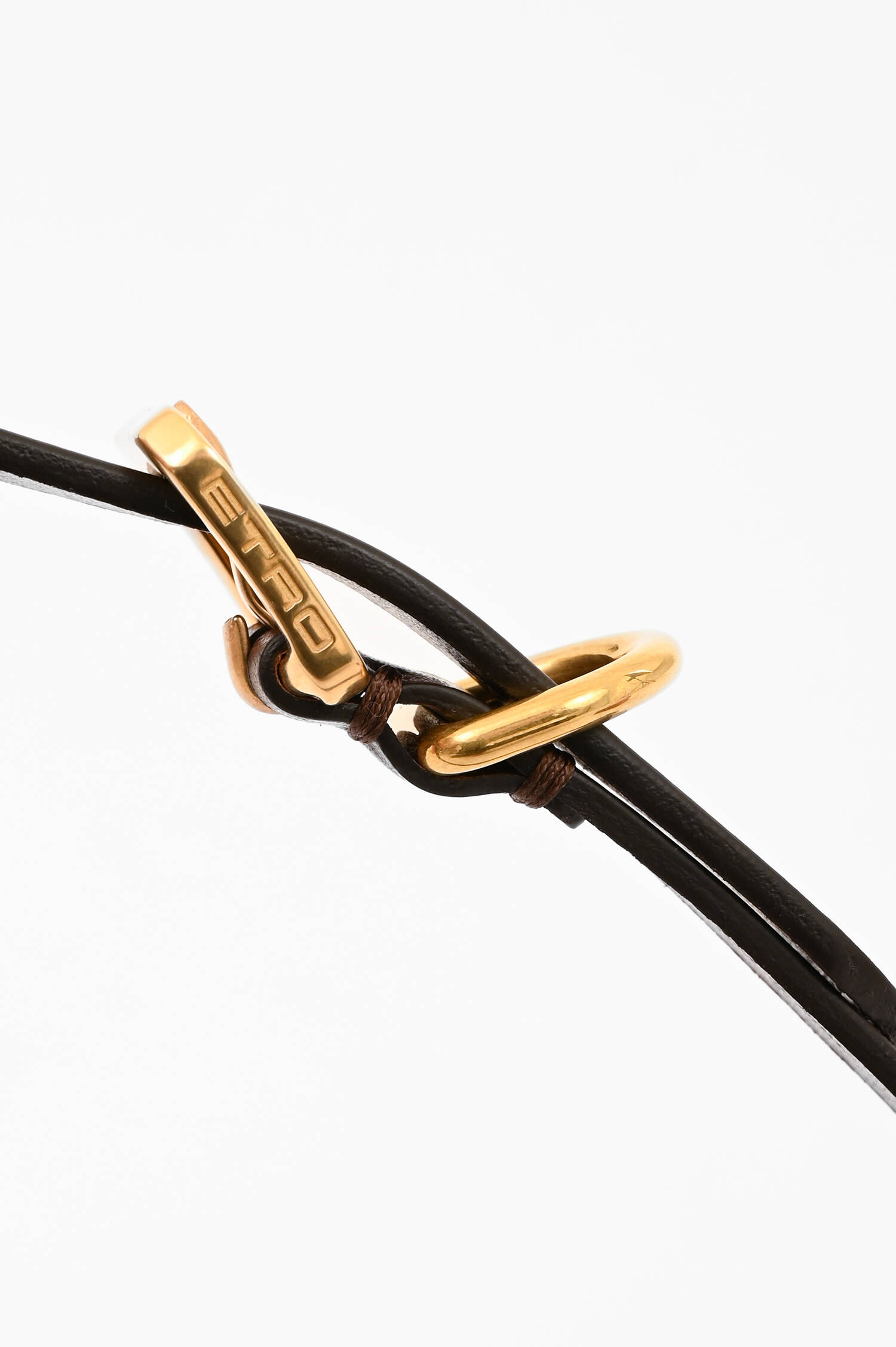 Ledergürtel mit dekorativen Gürteldetails in Rot